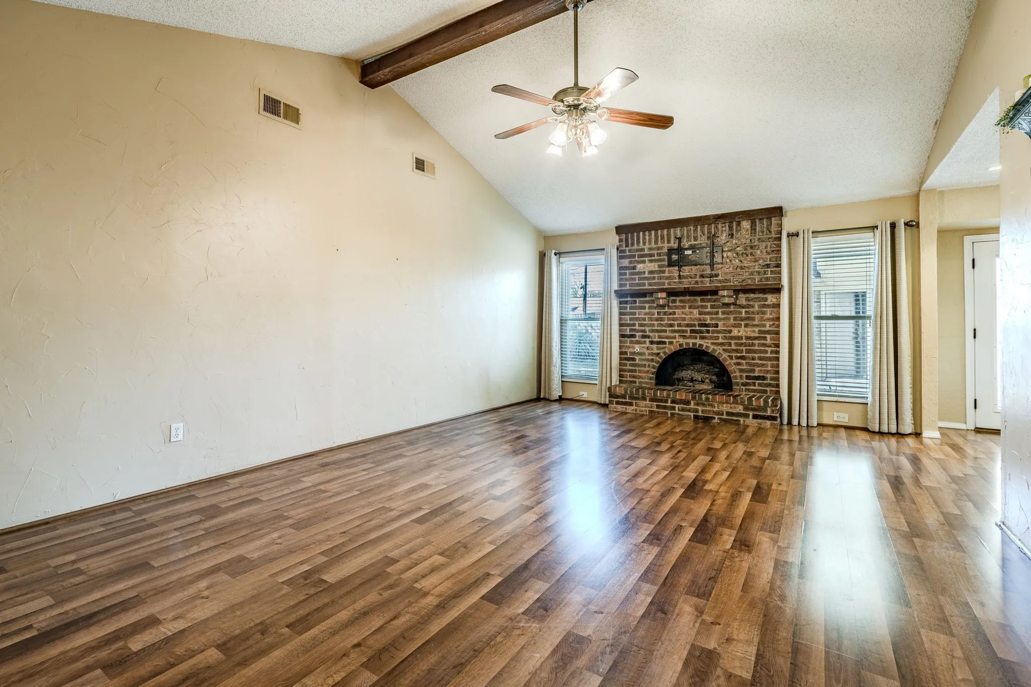 Single Family Residence For Sale in Tarrant County , 6941 Bennington Drive, Watauga, Texas 76148, 3 Bedroom, 2 Bathroom, 4 Garage spaces, 1,330 Sqft, built in 1976, mls#21404562, Real Estate Agent in Watauga, Homes For Sale in Tarrant county, Homes For Sale in Watauga, Realtor in Watauga Texas, Real Estate Brokerage Independent Realty Texas, Luminita Cordes Realtor