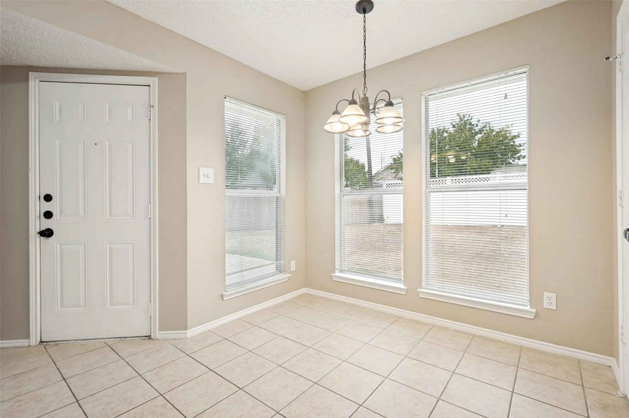 Single Family Residence For Sale in Dallas County , 1512 Manitoba Lane, Glenn Heights, Texas 75154, 3 Bedroom, 2 Bathroom, 2 Garage spaces, 1,260 Sqft, built in 1996, mls#21405296, Real Estate Agent in Glenn Heights, Homes For Sale in Dallas county, Homes For Sale in Glenn Heights, Realtor in Glenn Heights Texas, Real Estate Brokerage Independent Realty Texas, Luminita Cordes Realtor