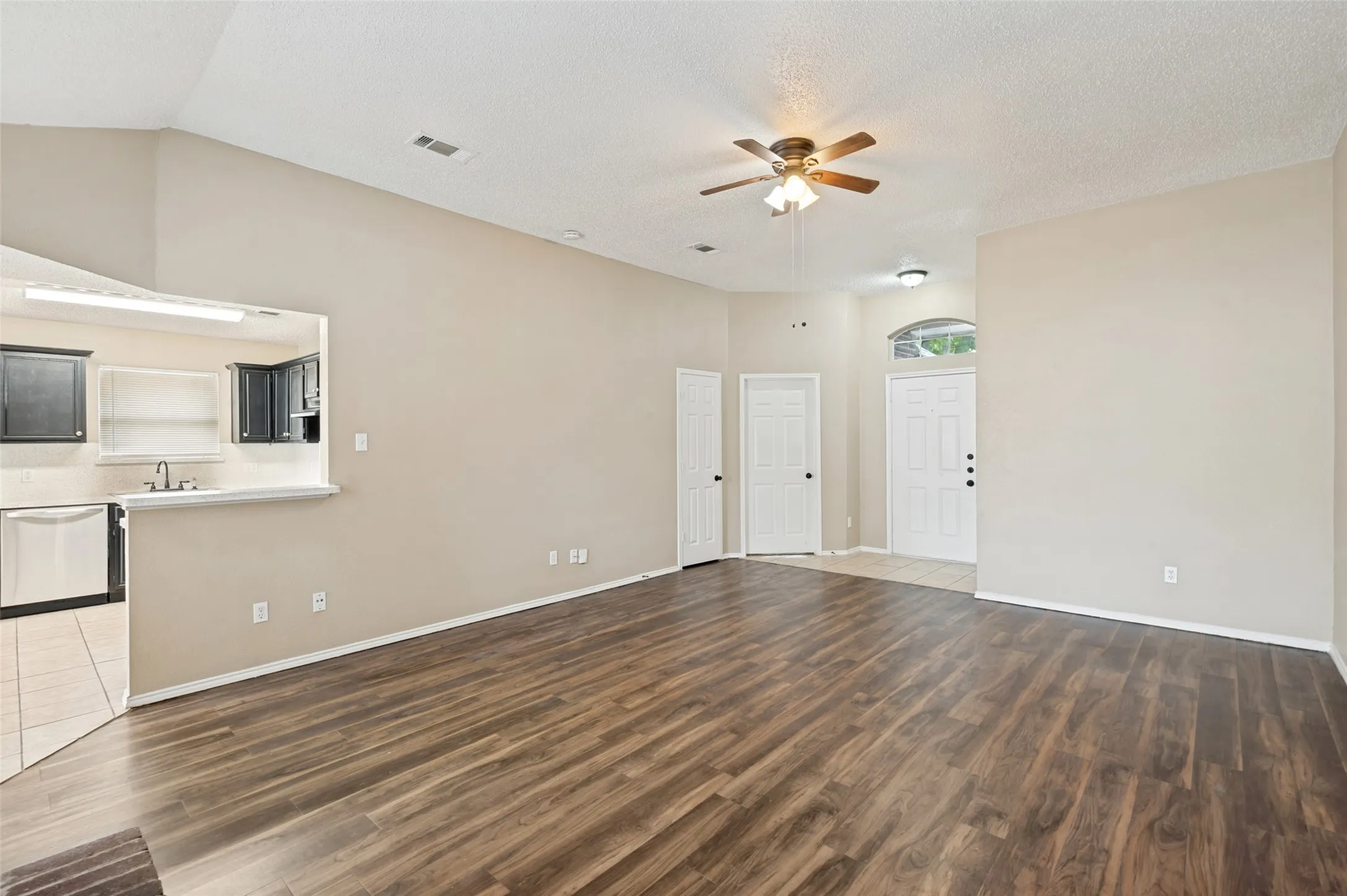 Single Family Residence For Sale in Dallas County , 1512 Manitoba Lane, Glenn Heights, Texas 75154, 3 Bedroom, 2 Bathroom, 2 Garage spaces, 1,260 Sqft, built in 1996, mls#21405296, Real Estate Agent in Glenn Heights, Homes For Sale in Dallas county, Homes For Sale in Glenn Heights, Realtor in Glenn Heights Texas, Real Estate Brokerage Independent Realty Texas, Luminita Cordes Realtor