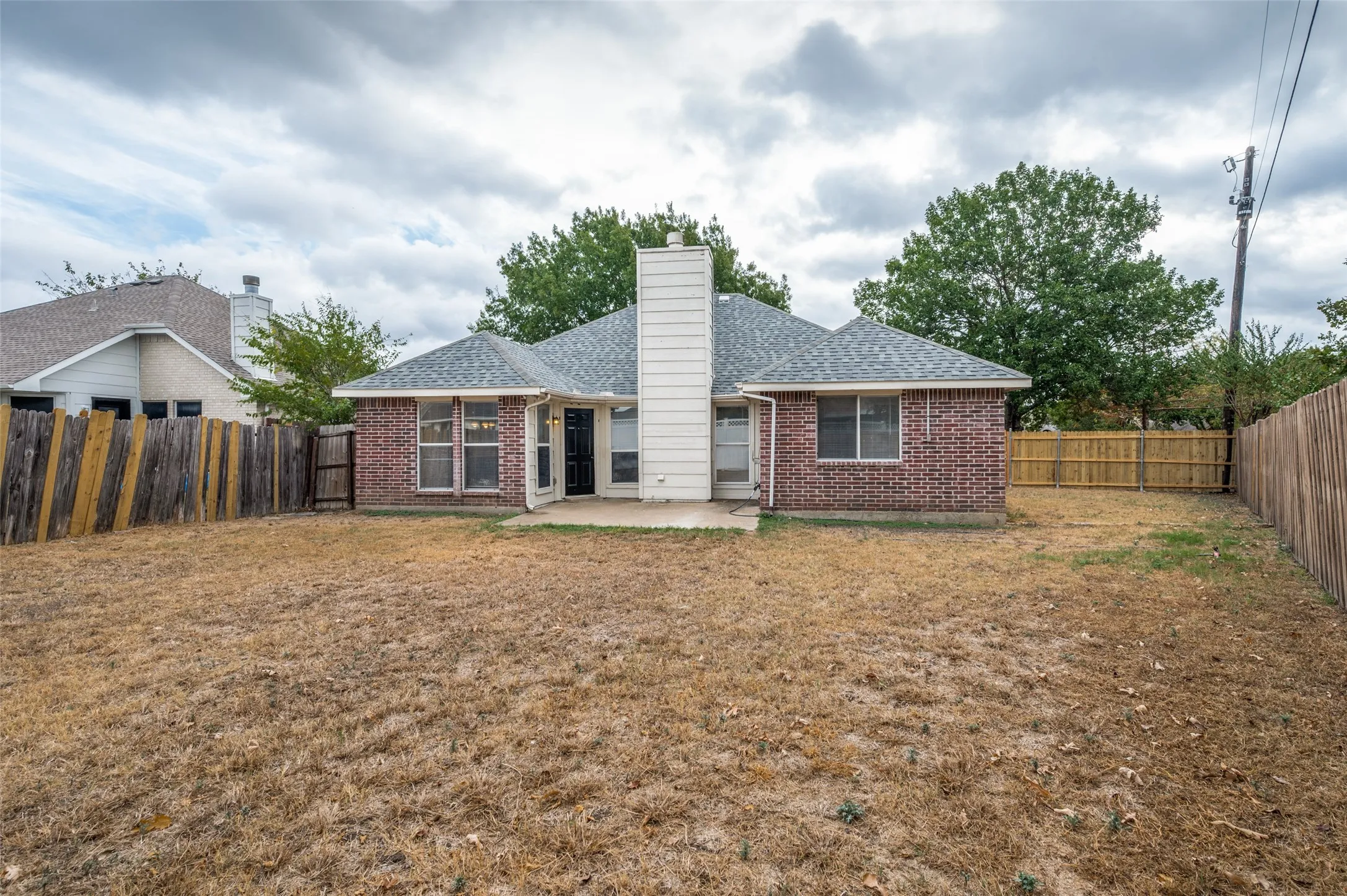 Single Family Residence For Sale in Dallas County , 1512 Manitoba Lane, Glenn Heights, Texas 75154, 3 Bedroom, 2 Bathroom, 2 Garage spaces, 1,260 Sqft, built in 1996, mls#21405296, Real Estate Agent in Glenn Heights, Homes For Sale in Dallas county, Homes For Sale in Glenn Heights, Realtor in Glenn Heights Texas, Real Estate Brokerage Independent Realty Texas, Luminita Cordes Realtor