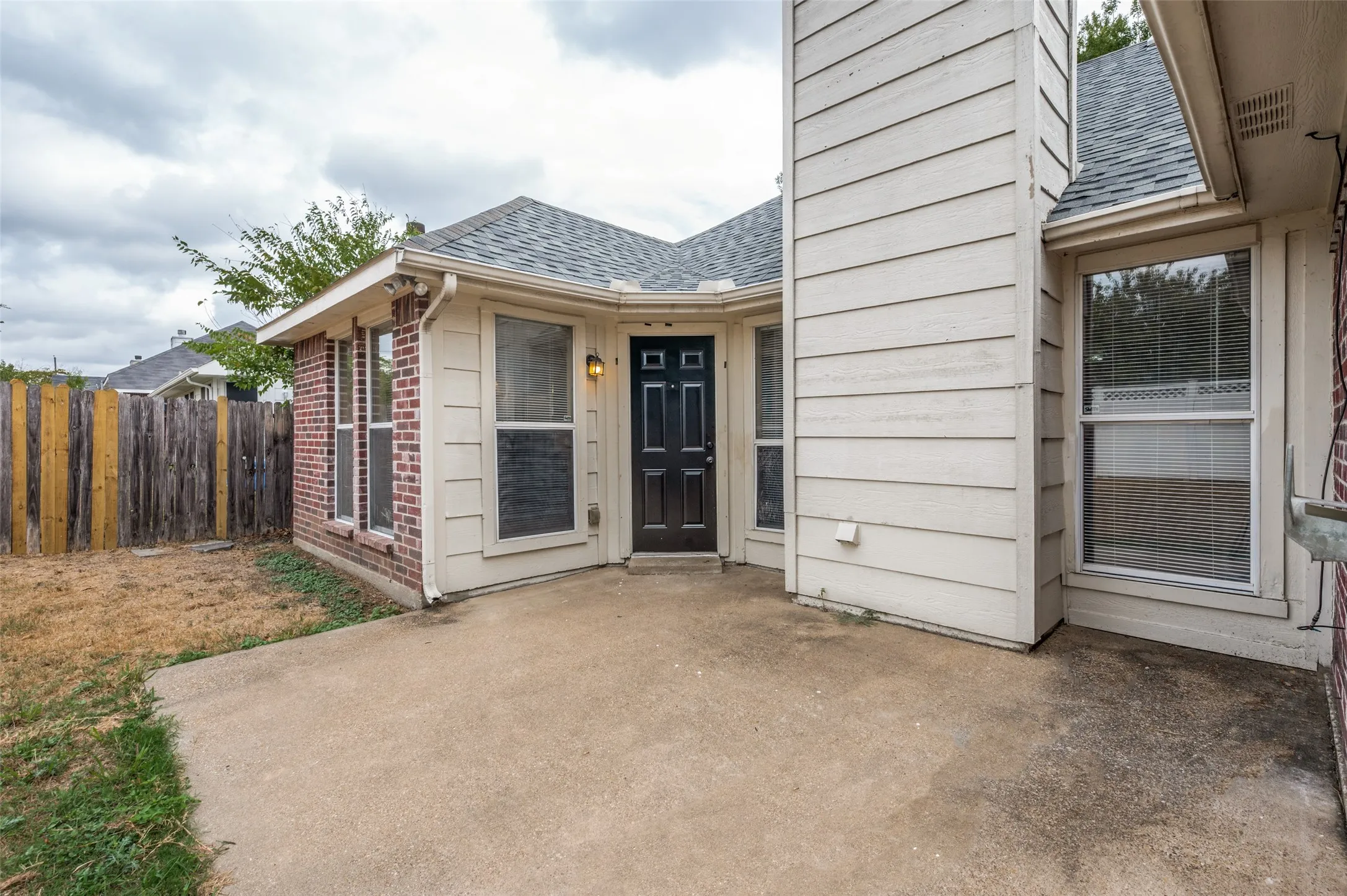 Single Family Residence For Sale in Dallas County , 1512 Manitoba Lane, Glenn Heights, Texas 75154, 3 Bedroom, 2 Bathroom, 2 Garage spaces, 1,260 Sqft, built in 1996, mls#21405296, Real Estate Agent in Glenn Heights, Homes For Sale in Dallas county, Homes For Sale in Glenn Heights, Realtor in Glenn Heights Texas, Real Estate Brokerage Independent Realty Texas, Luminita Cordes Realtor