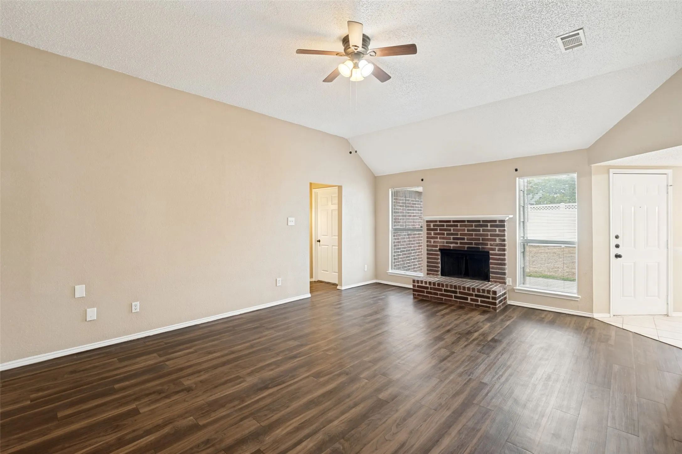 Single Family Residence For Sale in Dallas County , 1512 Manitoba Lane, Glenn Heights, Texas 75154, 3 Bedroom, 2 Bathroom, 2 Garage spaces, 1,260 Sqft, built in 1996, mls#21405296, Real Estate Agent in Glenn Heights, Homes For Sale in Dallas county, Homes For Sale in Glenn Heights, Realtor in Glenn Heights Texas, Real Estate Brokerage Independent Realty Texas, Luminita Cordes Realtor