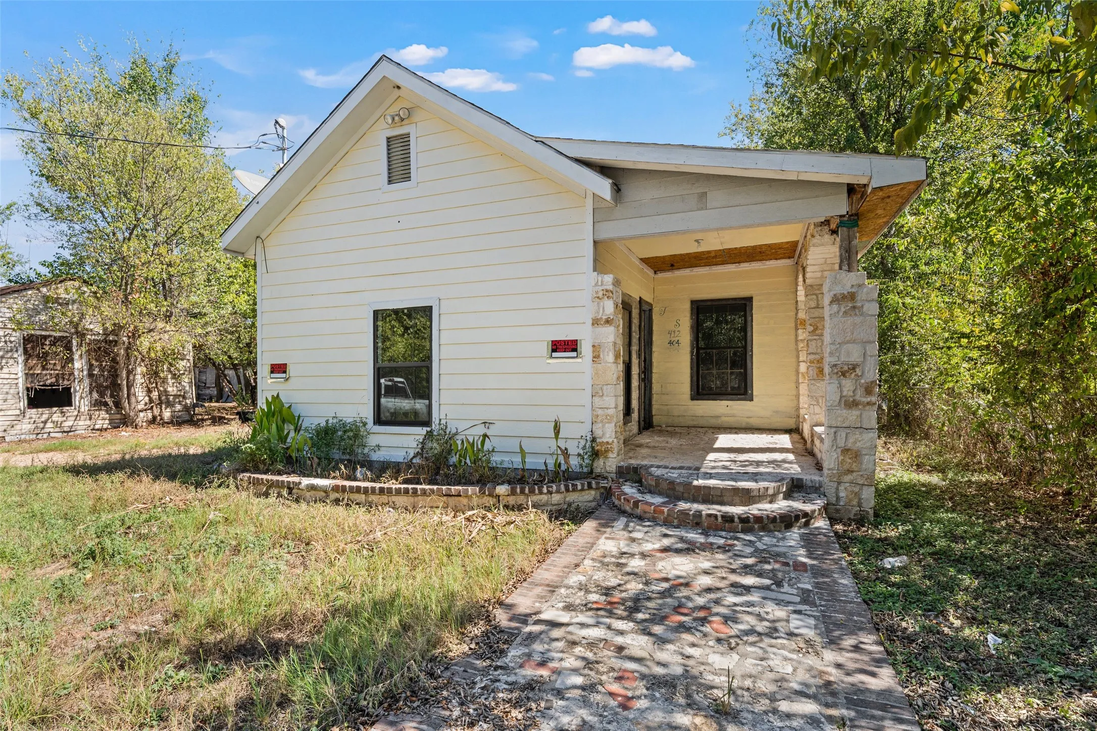 Single Family Residence For Sale in Falls County , 404 Eddins Street, Marlin, Texas 76661, 3 Bedroom, 1 Bathroom, Garage spaces, 854 Sqft, built in 2015, mls#21404779, Real Estate Agent in Marlin, Homes For Sale in Falls county, Homes For Sale in Marlin, Realtor in Marlin Texas, Real Estate Brokerage Independent Realty Texas, Luminita Cordes Realtor