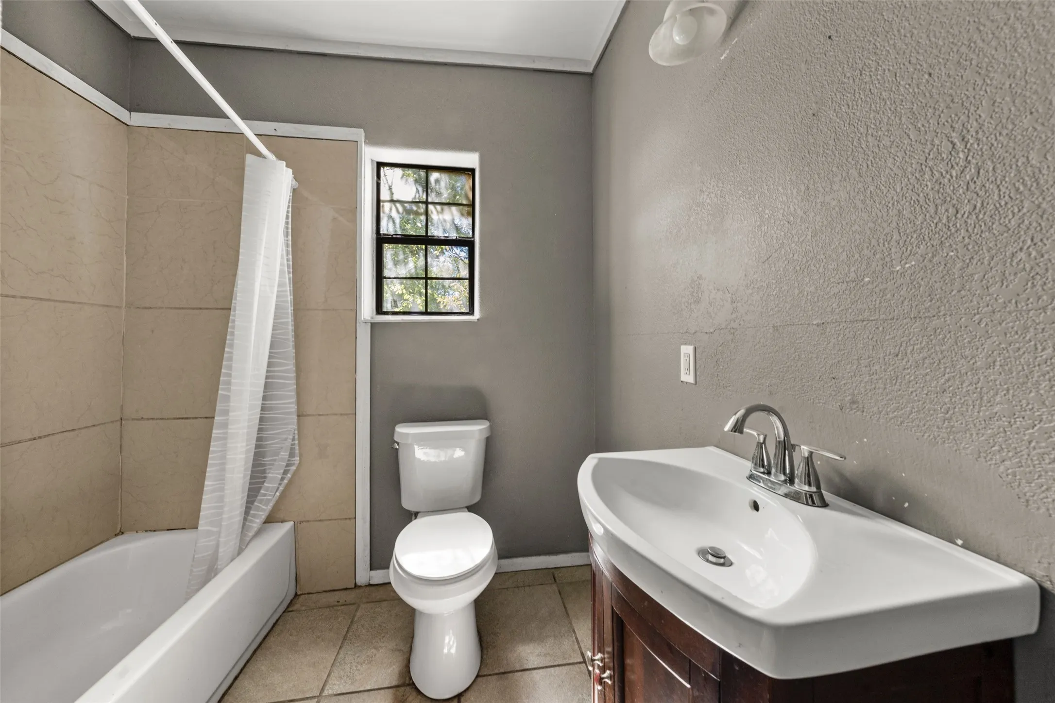 Single Family Residence For Sale in Falls County , 404 Eddins Street, Marlin, Texas 76661, 3 Bedroom, 1 Bathroom, Garage spaces, 854 Sqft, built in 2015, mls#21404779, Real Estate Agent in Marlin, Homes For Sale in Falls county, Homes For Sale in Marlin, Realtor in Marlin Texas, Real Estate Brokerage Independent Realty Texas, Luminita Cordes Realtor