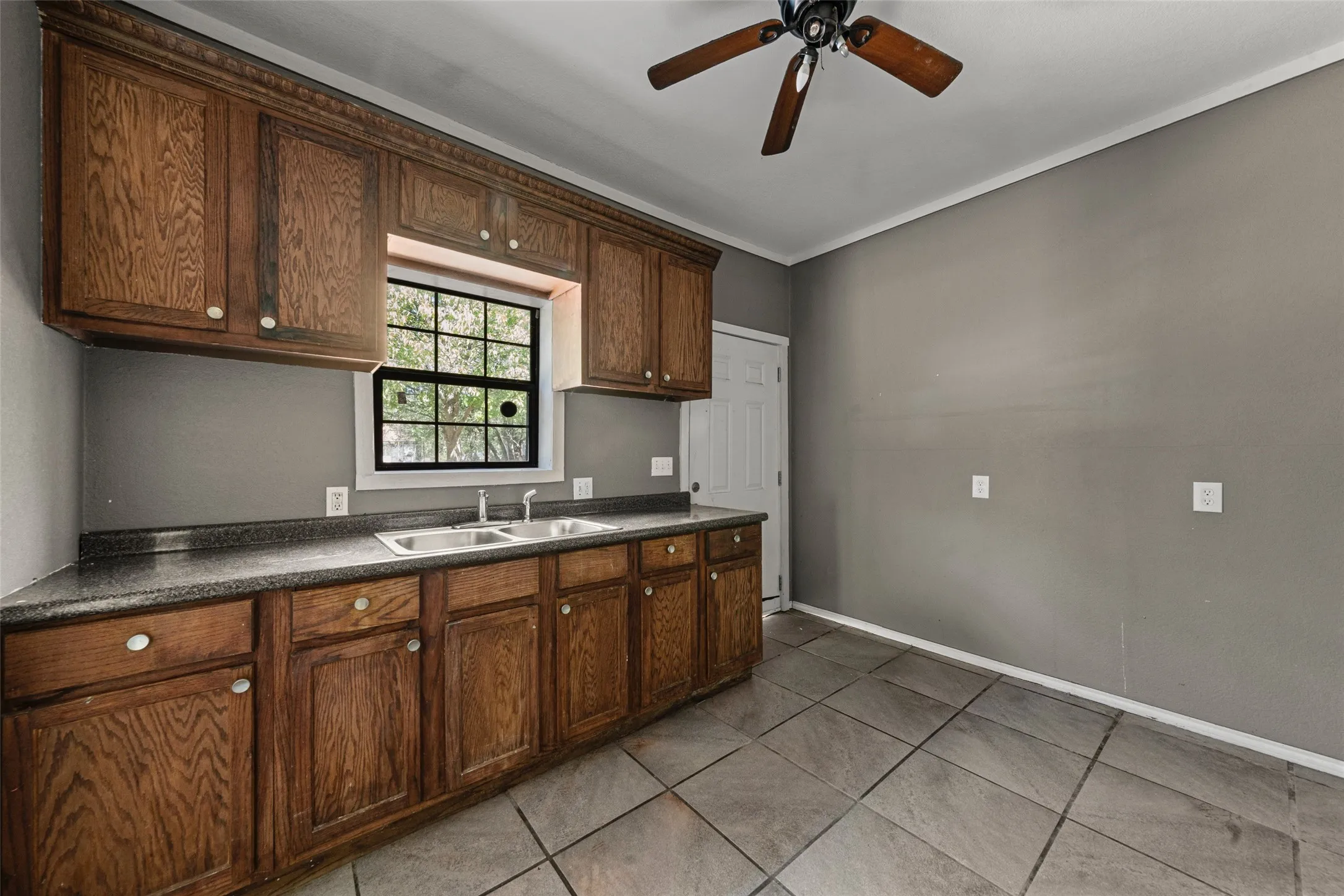 Single Family Residence For Sale in Falls County , 404 Eddins Street, Marlin, Texas 76661, 3 Bedroom, 1 Bathroom, Garage spaces, 854 Sqft, built in 2015, mls#21404779, Real Estate Agent in Marlin, Homes For Sale in Falls county, Homes For Sale in Marlin, Realtor in Marlin Texas, Real Estate Brokerage Independent Realty Texas, Luminita Cordes Realtor