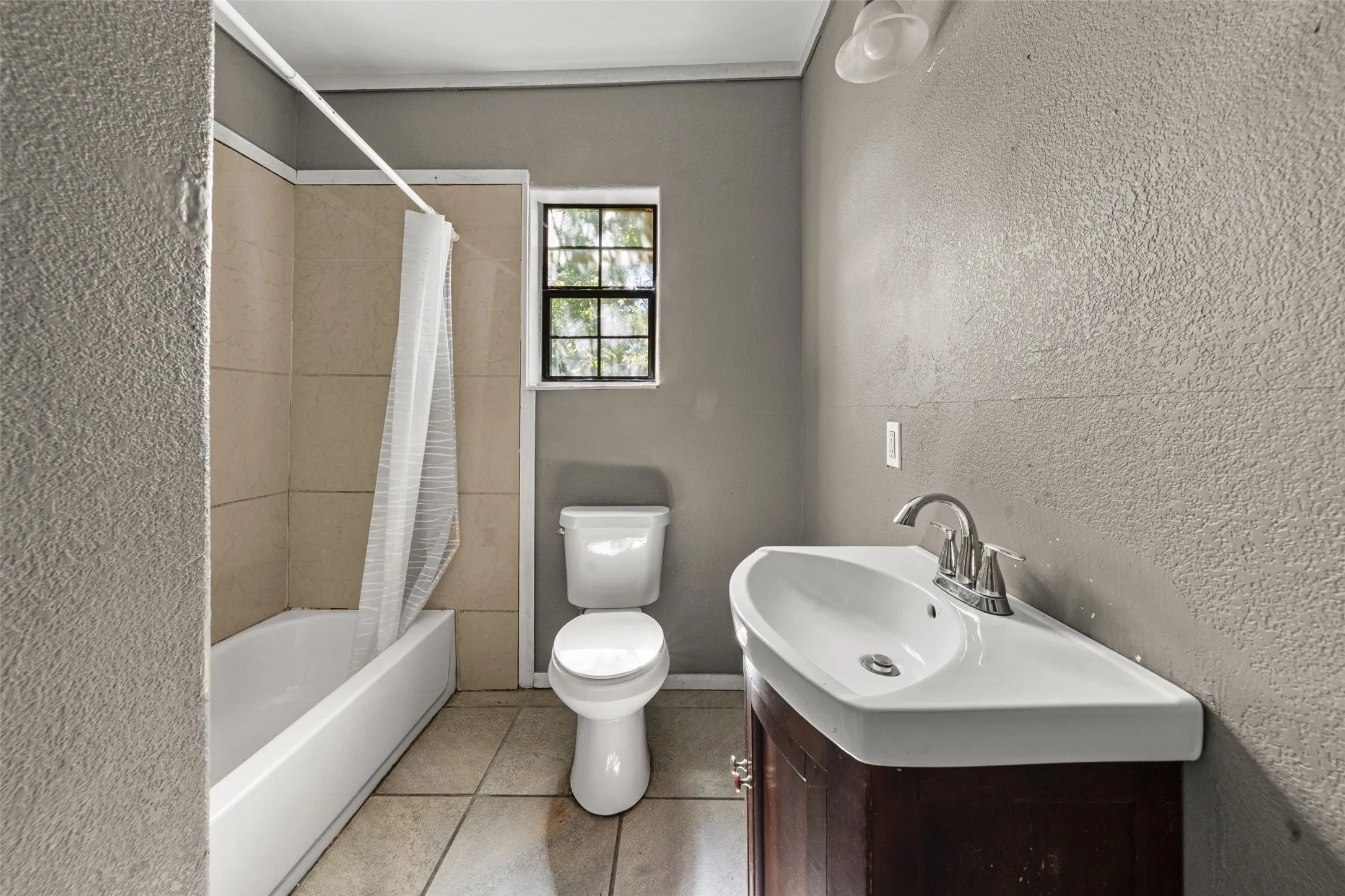 Single Family Residence For Sale in Falls County , 404 Eddins Street, Marlin, Texas 76661, 3 Bedroom, 1 Bathroom, Garage spaces, 854 Sqft, built in 2015, mls#21404779, Real Estate Agent in Marlin, Homes For Sale in Falls county, Homes For Sale in Marlin, Realtor in Marlin Texas, Real Estate Brokerage Independent Realty Texas, Luminita Cordes Realtor