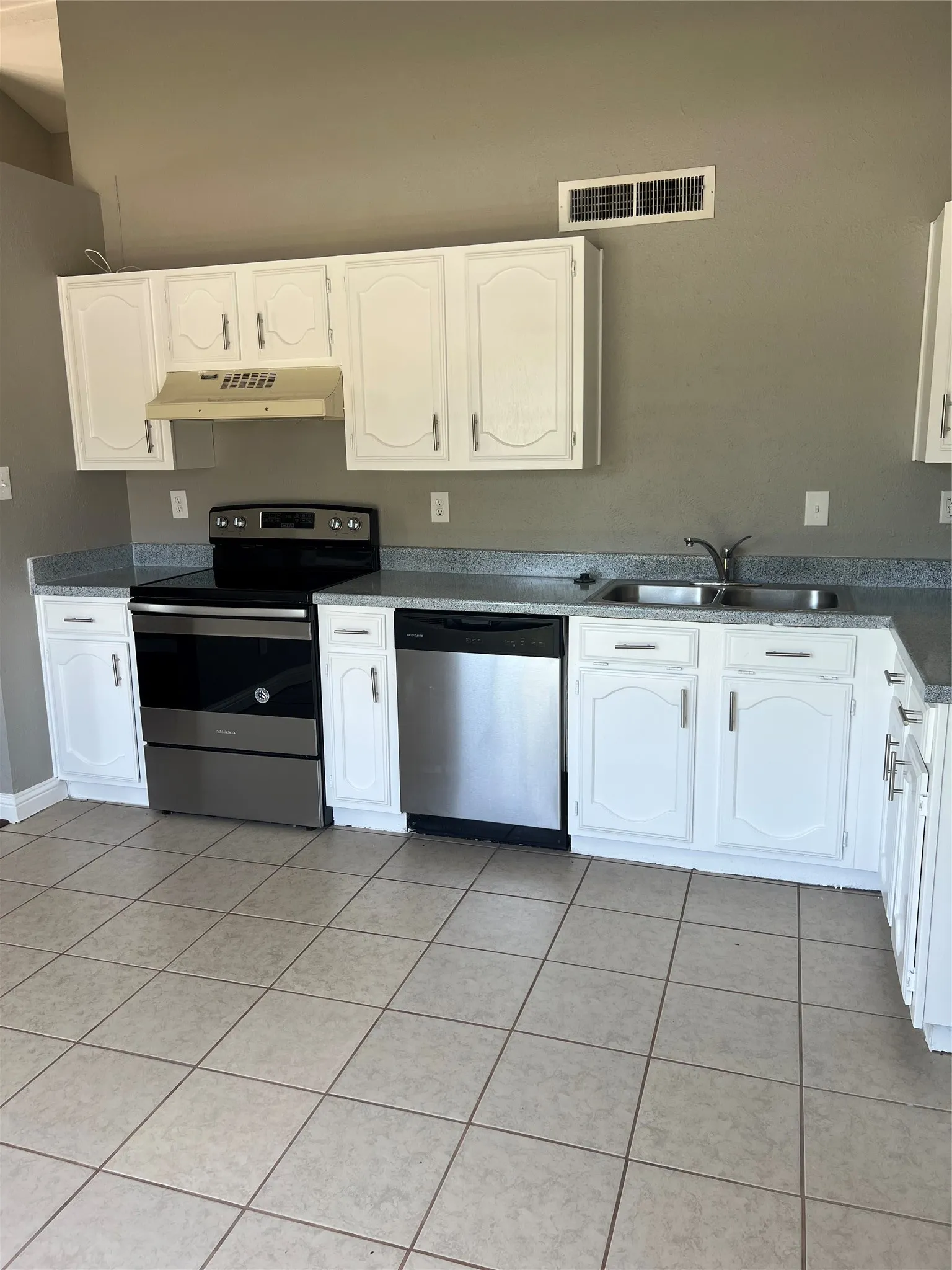 Single Family Residence For Rent in Tarrant County , 2101 Pennington Drive, Arlington, Texas 76014, 3 Bedroom, 1 Bathroom, 1 Garage spaces, 1,000 Sqft, built in 1982, mls#21405314, Real Estate Agent in Arlington, Homes For Rent in Tarrant county, Homes For Rent in Arlington, Realtor in Arlington Texas, Real Estate Brokerage Independent Realty Texas, Luminita Cordes Realtor