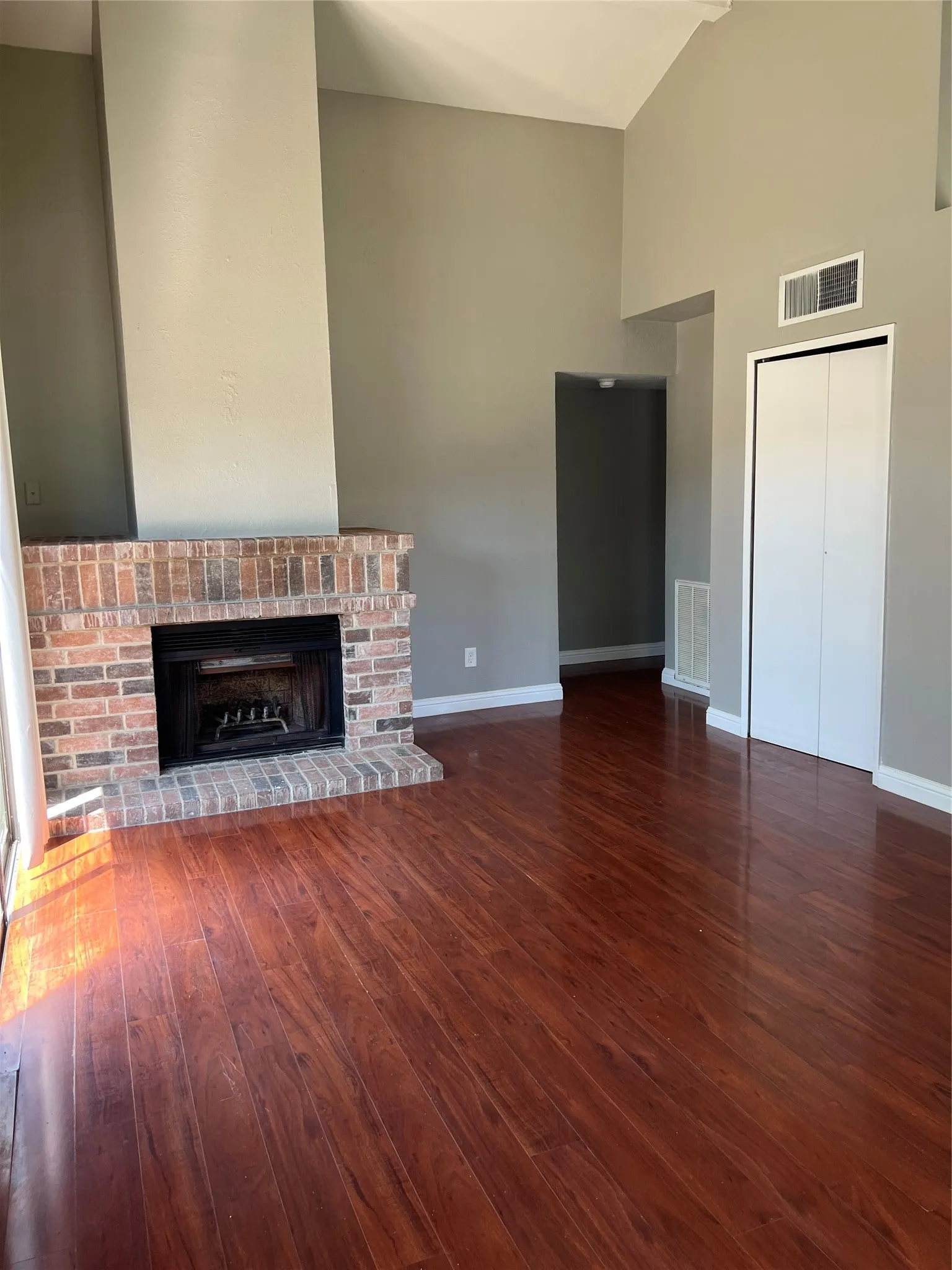 Single Family Residence For Rent in Tarrant County , 2101 Pennington Drive, Arlington, Texas 76014, 3 Bedroom, 1 Bathroom, 1 Garage spaces, 1,000 Sqft, built in 1982, mls#21405314, Real Estate Agent in Arlington, Homes For Rent in Tarrant county, Homes For Rent in Arlington, Realtor in Arlington Texas, Real Estate Brokerage Independent Realty Texas, Luminita Cordes Realtor