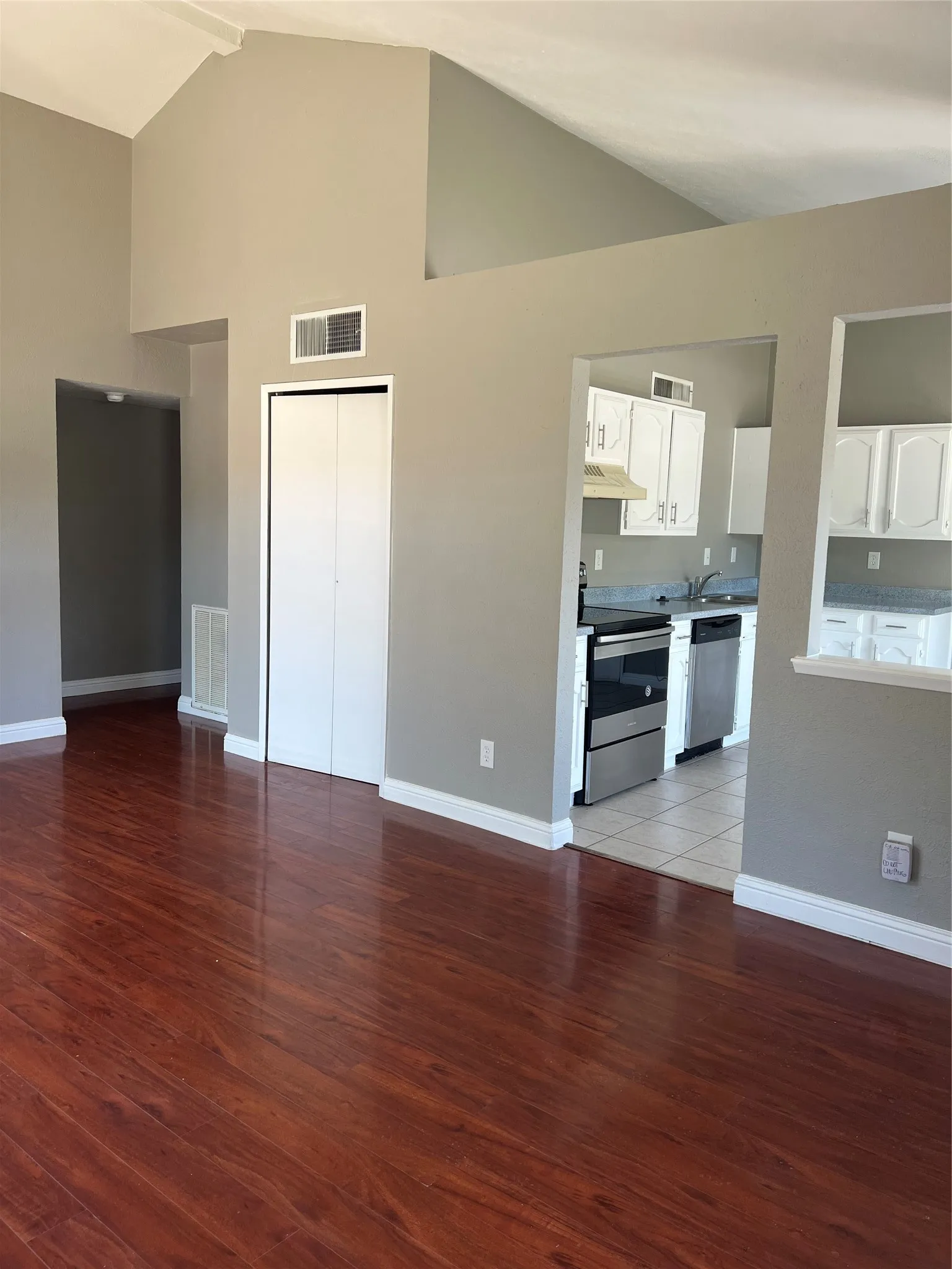 Single Family Residence For Rent in Tarrant County , 2101 Pennington Drive, Arlington, Texas 76014, 3 Bedroom, 1 Bathroom, 1 Garage spaces, 1,000 Sqft, built in 1982, mls#21405314, Real Estate Agent in Arlington, Homes For Rent in Tarrant county, Homes For Rent in Arlington, Realtor in Arlington Texas, Real Estate Brokerage Independent Realty Texas, Luminita Cordes Realtor