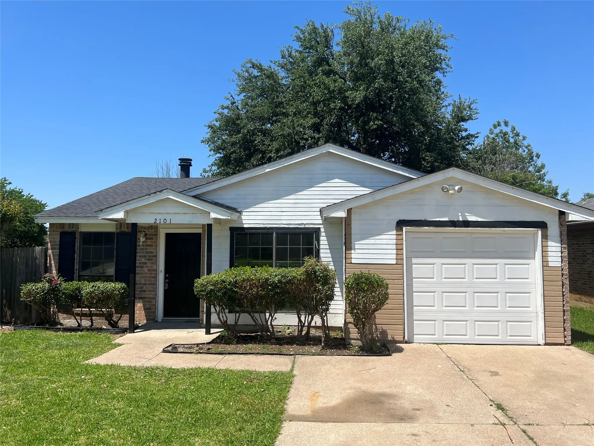 Single Family Residence For Rent in Tarrant County , 2101 Pennington Drive, Arlington, Texas 76014, 3 Bedroom, 1 Bathroom, 1 Garage spaces, 1,000 Sqft, built in 1982, mls#21405314, Real Estate Agent in Arlington, Homes For Rent in Tarrant county, Homes For Rent in Arlington, Realtor in Arlington Texas, Real Estate Brokerage Independent Realty Texas, Luminita Cordes Realtor
