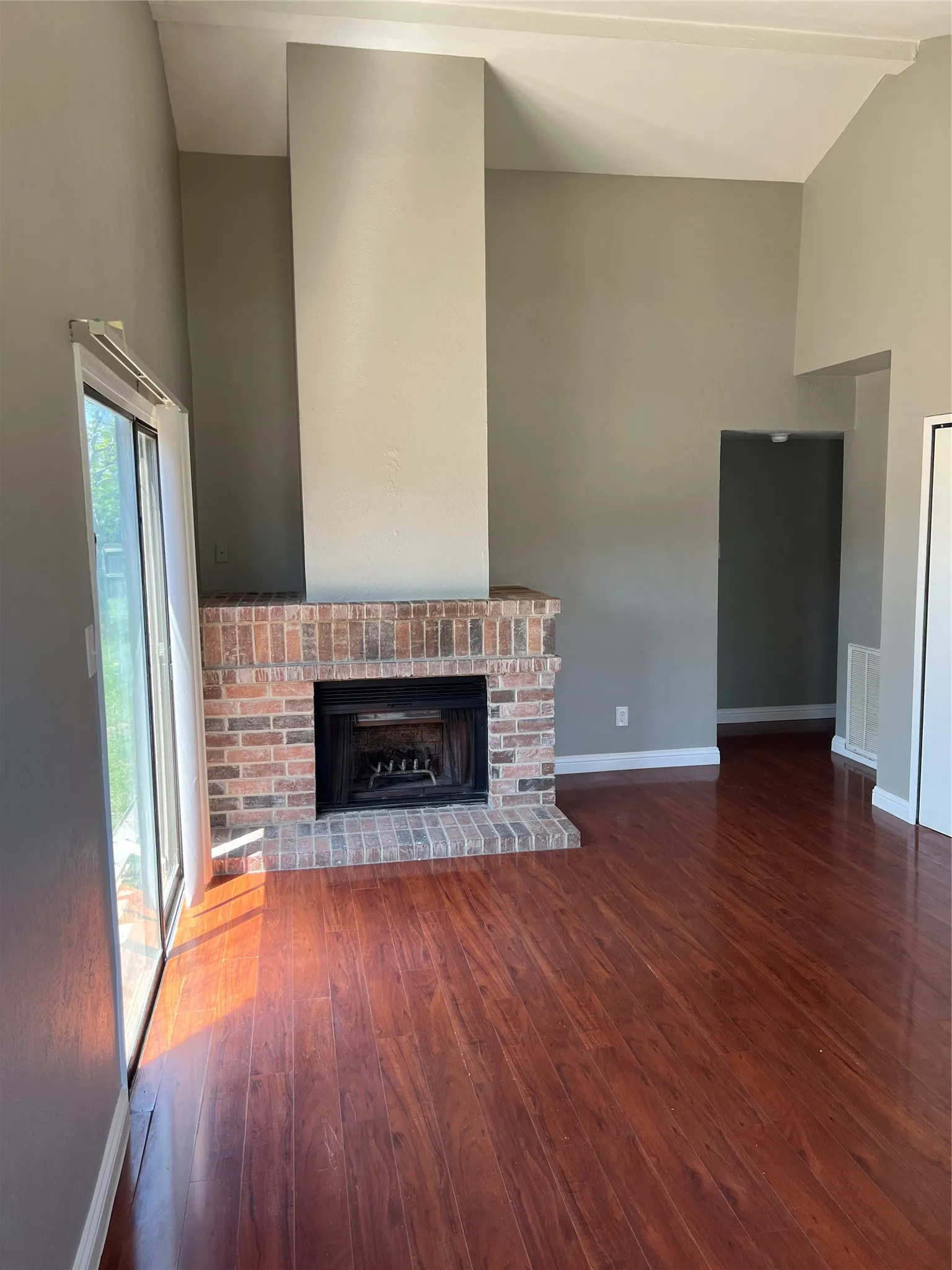Single Family Residence For Rent in Tarrant County , 2101 Pennington Drive, Arlington, Texas 76014, 3 Bedroom, 1 Bathroom, 1 Garage spaces, 1,000 Sqft, built in 1982, mls#21405314, Real Estate Agent in Arlington, Homes For Rent in Tarrant county, Homes For Rent in Arlington, Realtor in Arlington Texas, Real Estate Brokerage Independent Realty Texas, Luminita Cordes Realtor