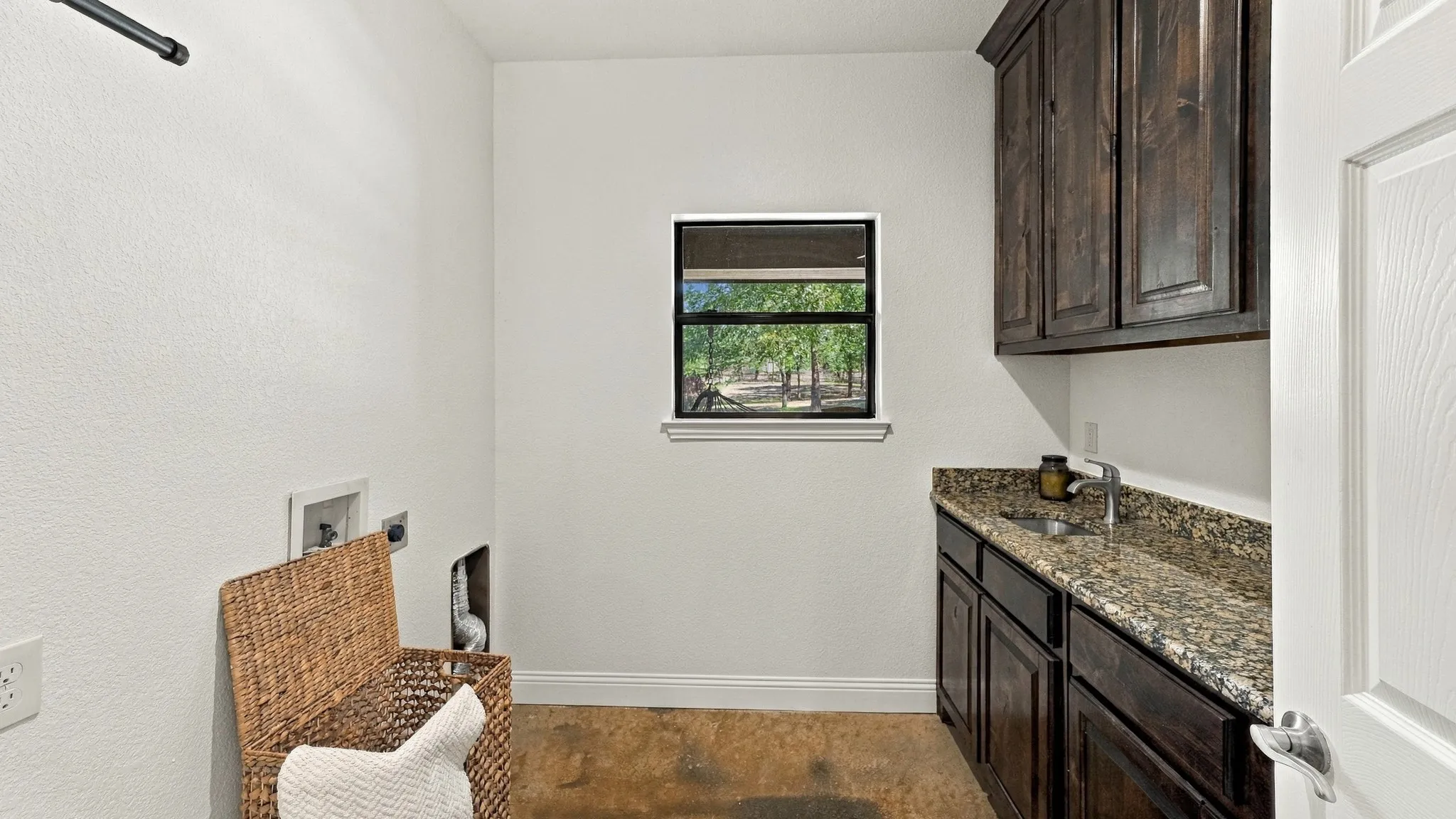 Single Family Residence For Sale in Wise County , 1389 County Road 3591, Paradise, Texas 76073, 4 Bedroom, 3 Bathroom, 1 Garage spaces, 2,507 Sqft, built in 2017, mls#21404392, Real Estate Agent in Paradise, Homes For Sale in Wise county, Homes For Sale in Paradise, Realtor in Paradise Texas, Real Estate Brokerage Independent Realty Texas, Luminita Cordes Realtor