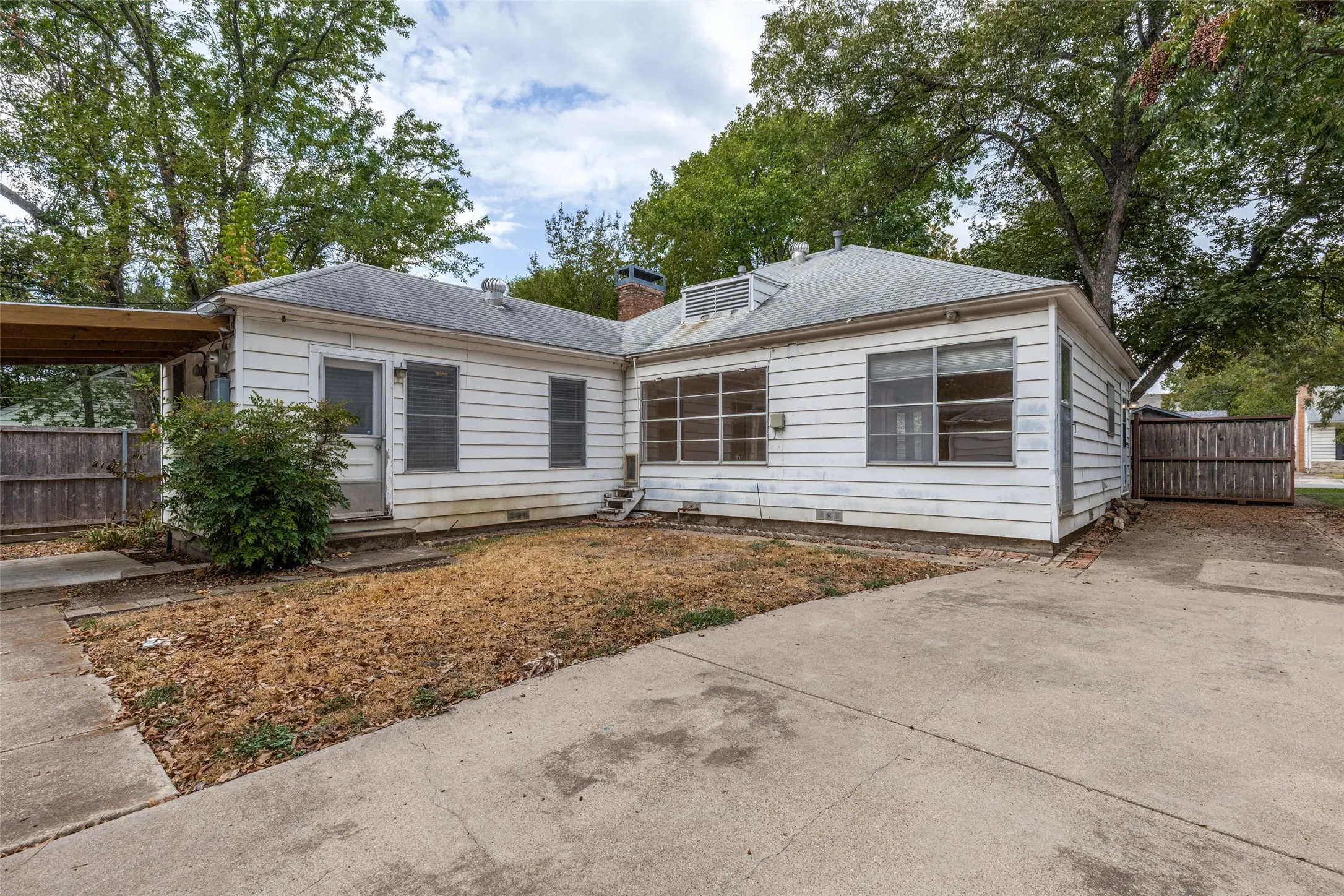 Single Family Residence For Rent in Dallas County , 8714 Forest Hills Boulevard, Dallas, Texas 75218, 3 Bedroom, 2 Bathroom, 1 Garage spaces, 1,244 Sqft, built in 1940, mls#21405310, Real Estate Agent in Dallas, Homes For Rent in Dallas county, Homes For Rent in Dallas, Realtor in Dallas Texas, Real Estate Brokerage Independent Realty Texas, Luminita Cordes Realtor