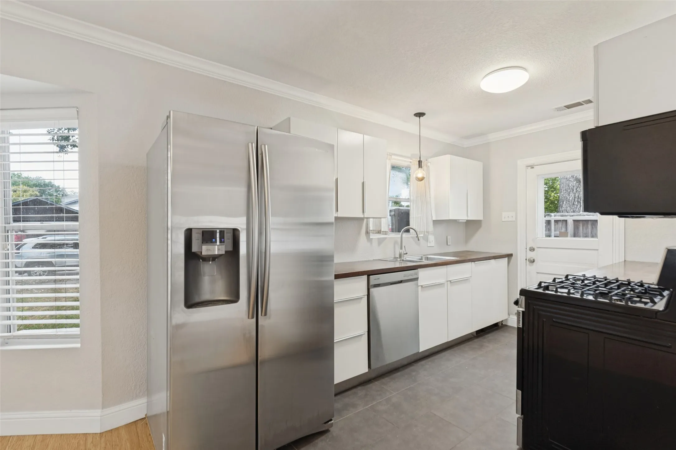 Single Family Residence For Rent in Dallas County , 8714 Forest Hills Boulevard, Dallas, Texas 75218, 3 Bedroom, 2 Bathroom, 1 Garage spaces, 1,244 Sqft, built in 1940, mls#21405310, Real Estate Agent in Dallas, Homes For Rent in Dallas county, Homes For Rent in Dallas, Realtor in Dallas Texas, Real Estate Brokerage Independent Realty Texas, Luminita Cordes Realtor