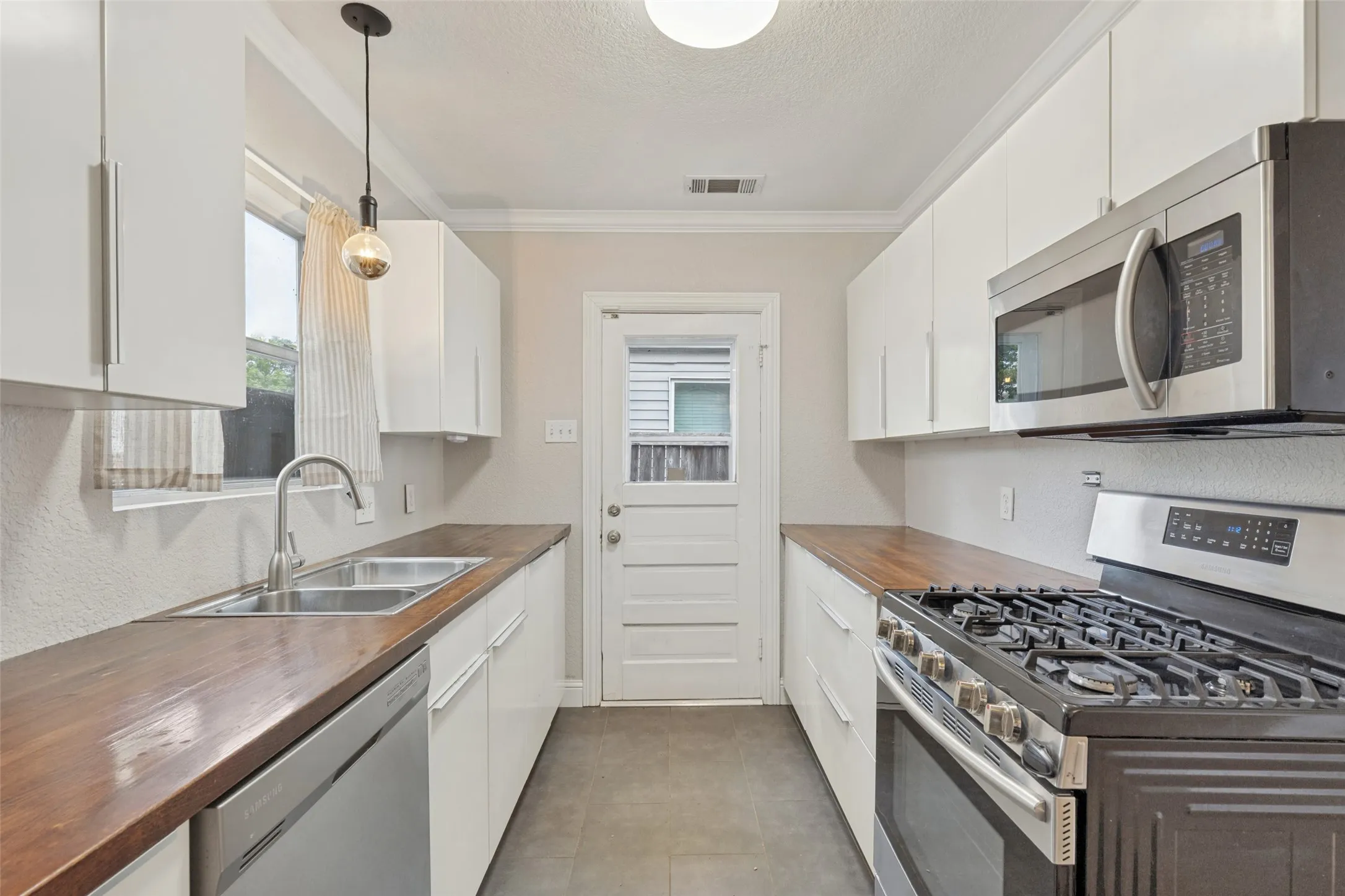 Single Family Residence For Rent in Dallas County , 8714 Forest Hills Boulevard, Dallas, Texas 75218, 3 Bedroom, 2 Bathroom, 1 Garage spaces, 1,244 Sqft, built in 1940, mls#21405310, Real Estate Agent in Dallas, Homes For Rent in Dallas county, Homes For Rent in Dallas, Realtor in Dallas Texas, Real Estate Brokerage Independent Realty Texas, Luminita Cordes Realtor