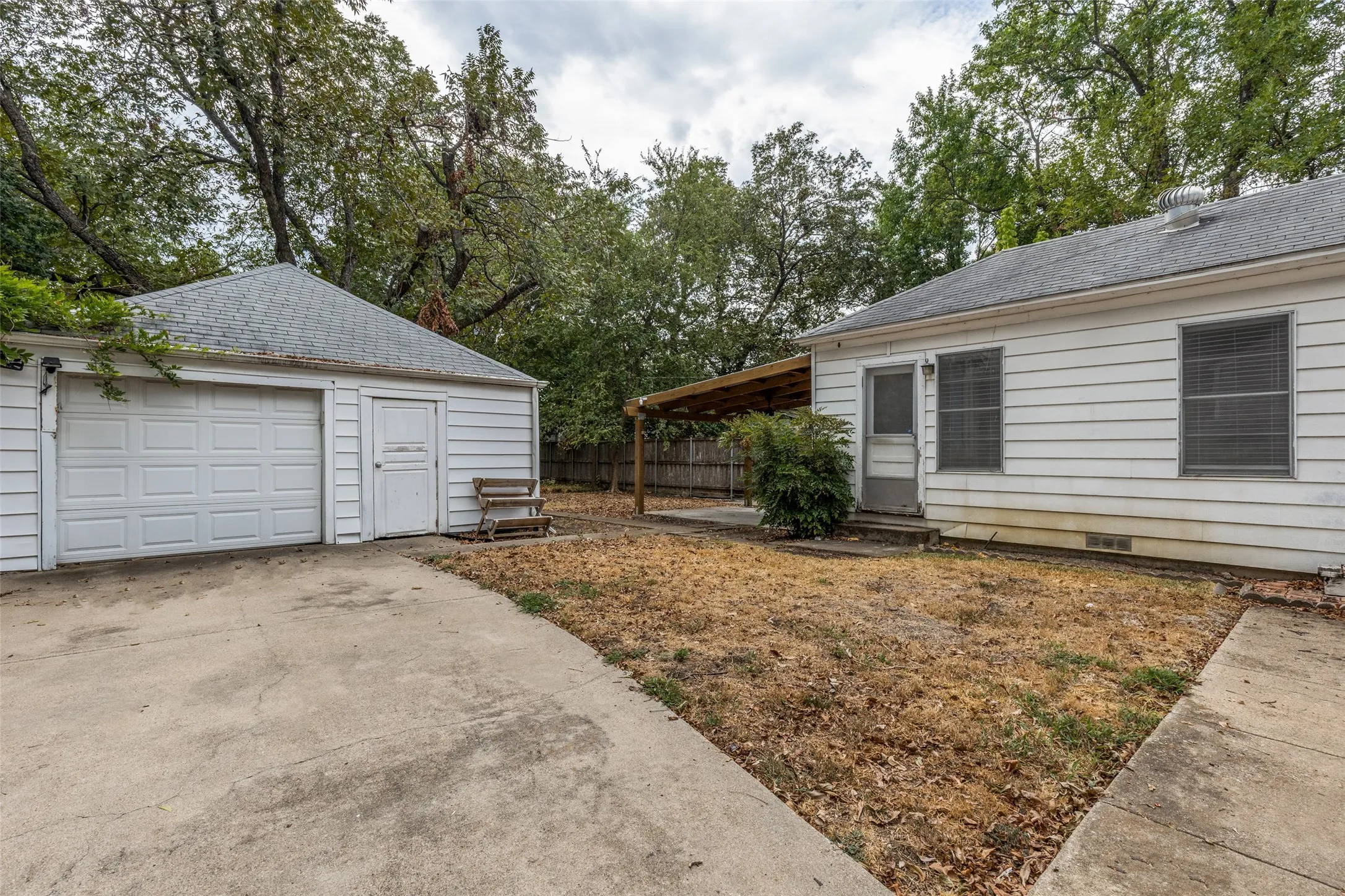 Single Family Residence For Rent in Dallas County , 8714 Forest Hills Boulevard, Dallas, Texas 75218, 3 Bedroom, 2 Bathroom, 1 Garage spaces, 1,244 Sqft, built in 1940, mls#21405310, Real Estate Agent in Dallas, Homes For Rent in Dallas county, Homes For Rent in Dallas, Realtor in Dallas Texas, Real Estate Brokerage Independent Realty Texas, Luminita Cordes Realtor