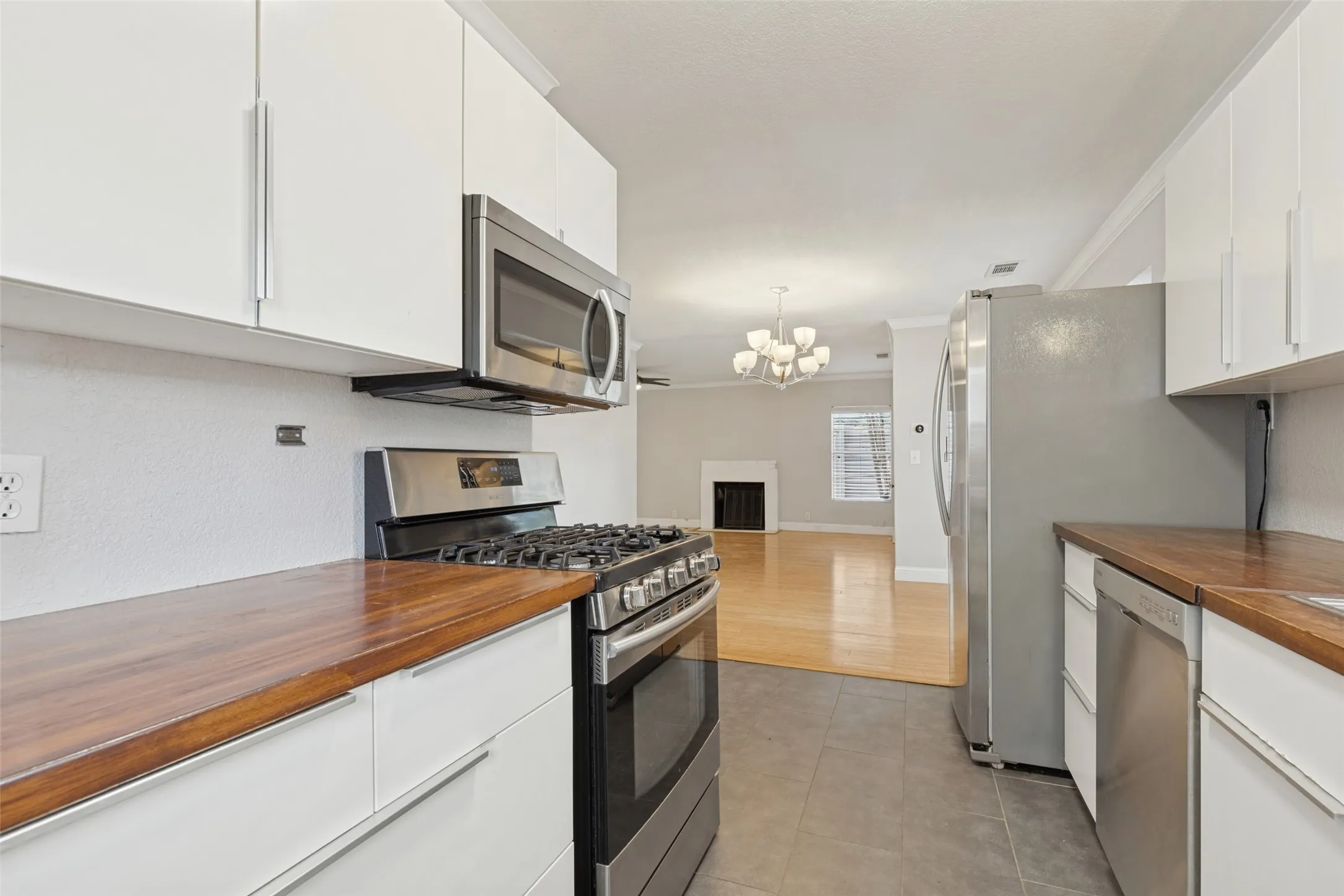 Single Family Residence For Rent in Dallas County , 8714 Forest Hills Boulevard, Dallas, Texas 75218, 3 Bedroom, 2 Bathroom, 1 Garage spaces, 1,244 Sqft, built in 1940, mls#21405310, Real Estate Agent in Dallas, Homes For Rent in Dallas county, Homes For Rent in Dallas, Realtor in Dallas Texas, Real Estate Brokerage Independent Realty Texas, Luminita Cordes Realtor