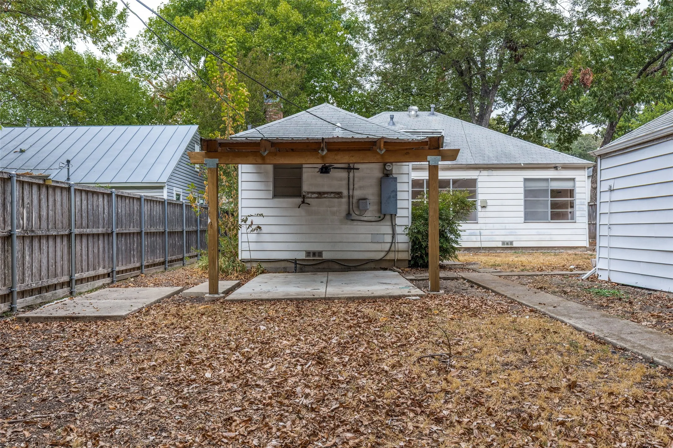 Single Family Residence For Rent in Dallas County , 8714 Forest Hills Boulevard, Dallas, Texas 75218, 3 Bedroom, 2 Bathroom, 1 Garage spaces, 1,244 Sqft, built in 1940, mls#21405310, Real Estate Agent in Dallas, Homes For Rent in Dallas county, Homes For Rent in Dallas, Realtor in Dallas Texas, Real Estate Brokerage Independent Realty Texas, Luminita Cordes Realtor