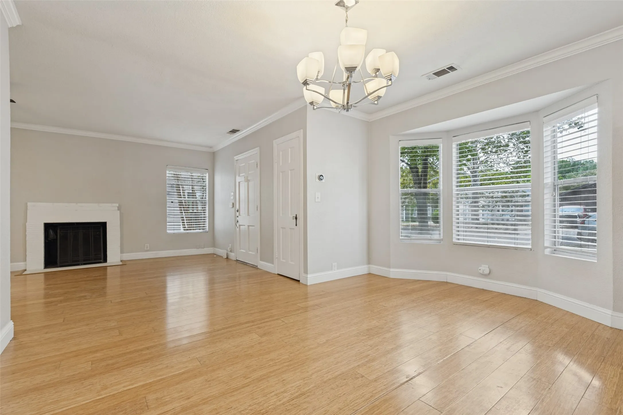 Single Family Residence For Rent in Dallas County , 8714 Forest Hills Boulevard, Dallas, Texas 75218, 3 Bedroom, 2 Bathroom, 1 Garage spaces, 1,244 Sqft, built in 1940, mls#21405310, Real Estate Agent in Dallas, Homes For Rent in Dallas county, Homes For Rent in Dallas, Realtor in Dallas Texas, Real Estate Brokerage Independent Realty Texas, Luminita Cordes Realtor