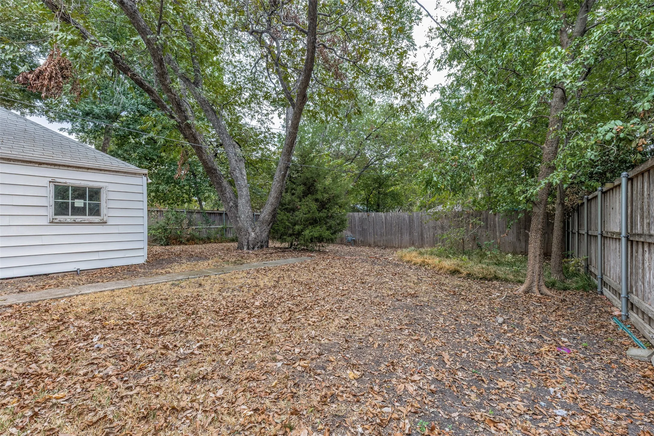 Single Family Residence For Rent in Dallas County , 8714 Forest Hills Boulevard, Dallas, Texas 75218, 3 Bedroom, 2 Bathroom, 1 Garage spaces, 1,244 Sqft, built in 1940, mls#21405310, Real Estate Agent in Dallas, Homes For Rent in Dallas county, Homes For Rent in Dallas, Realtor in Dallas Texas, Real Estate Brokerage Independent Realty Texas, Luminita Cordes Realtor