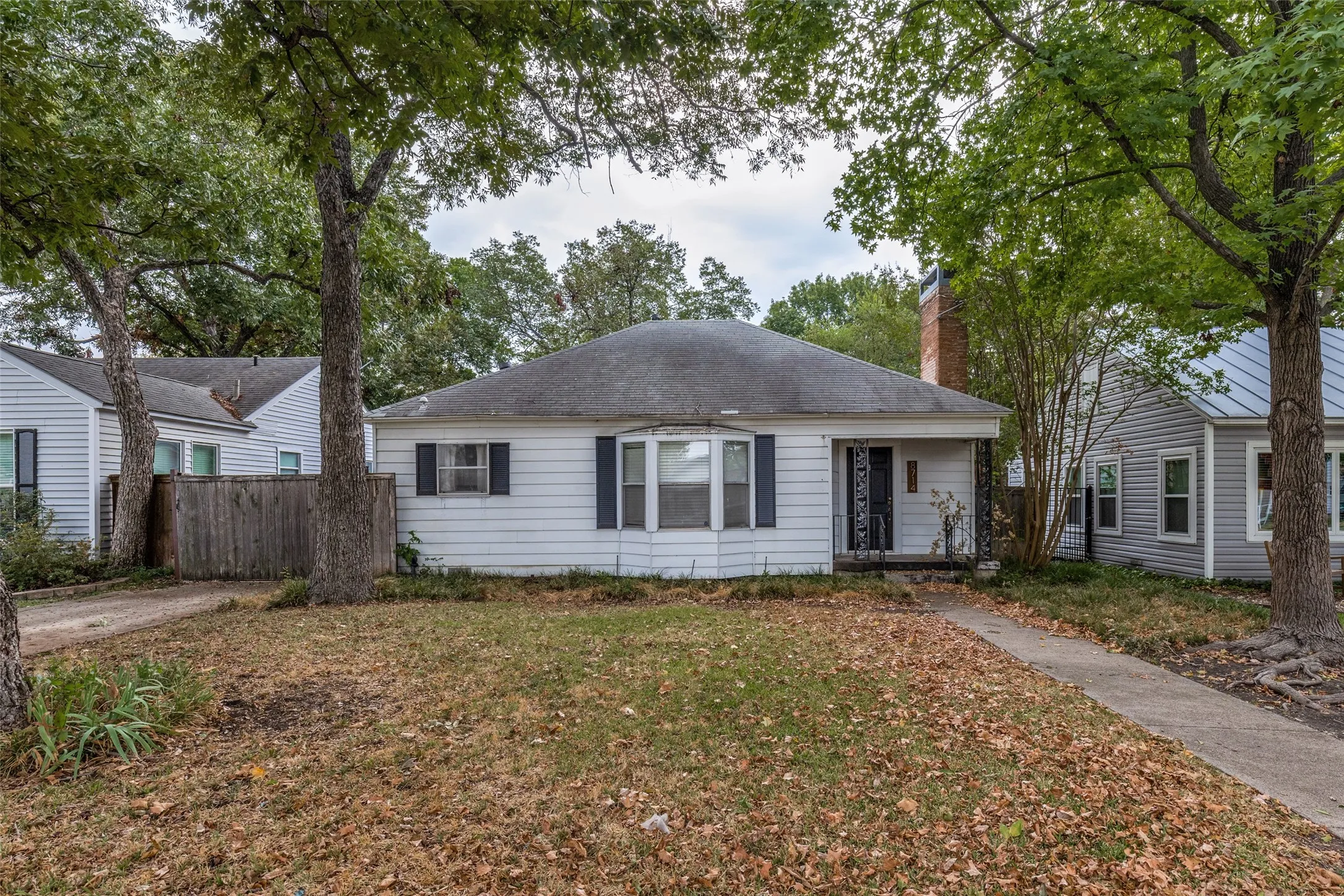 Single Family Residence For Rent in Dallas County , 8714 Forest Hills Boulevard, Dallas, Texas 75218, 3 Bedroom, 2 Bathroom, 1 Garage spaces, 1,244 Sqft, built in 1940, mls#21405310, Real Estate Agent in Dallas, Homes For Rent in Dallas county, Homes For Rent in Dallas, Realtor in Dallas Texas, Real Estate Brokerage Independent Realty Texas, Luminita Cordes Realtor
