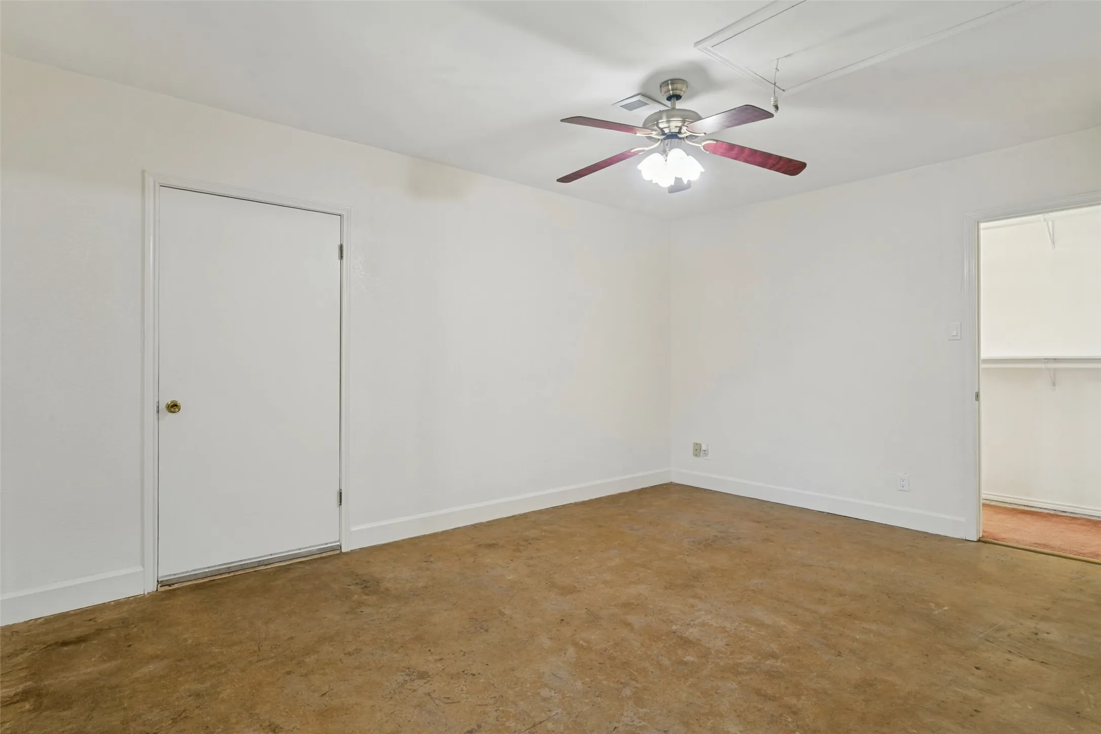 Room could be used as 4th bedroom or living area