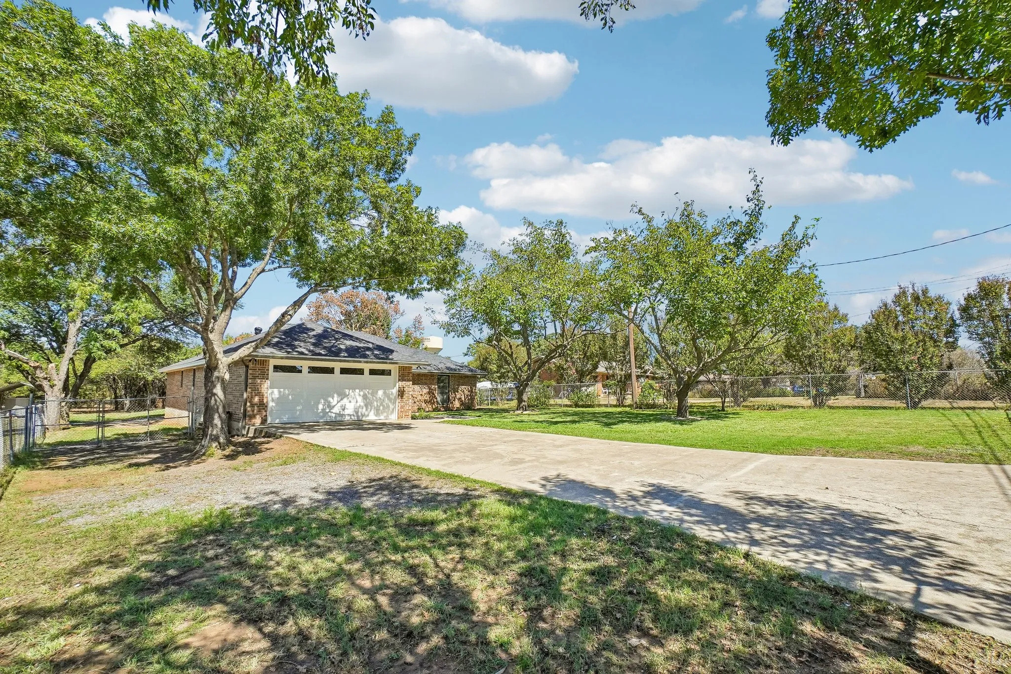 Single Family Residence For Sale in Tarrant County , 5885 Mitchell Saxon Road, Fort Worth, Texas 76140, 3 Bedroom, 2 Bathroom, 2 Garage spaces, 1,590 Sqft, built in 1986, mls#21405313, Real Estate Agent in Fort Worth, Homes For Sale in Tarrant county, Homes For Sale in Fort Worth, Realtor in Fort Worth Texas, Real Estate Brokerage Independent Realty Texas, Luminita Cordes Realtor