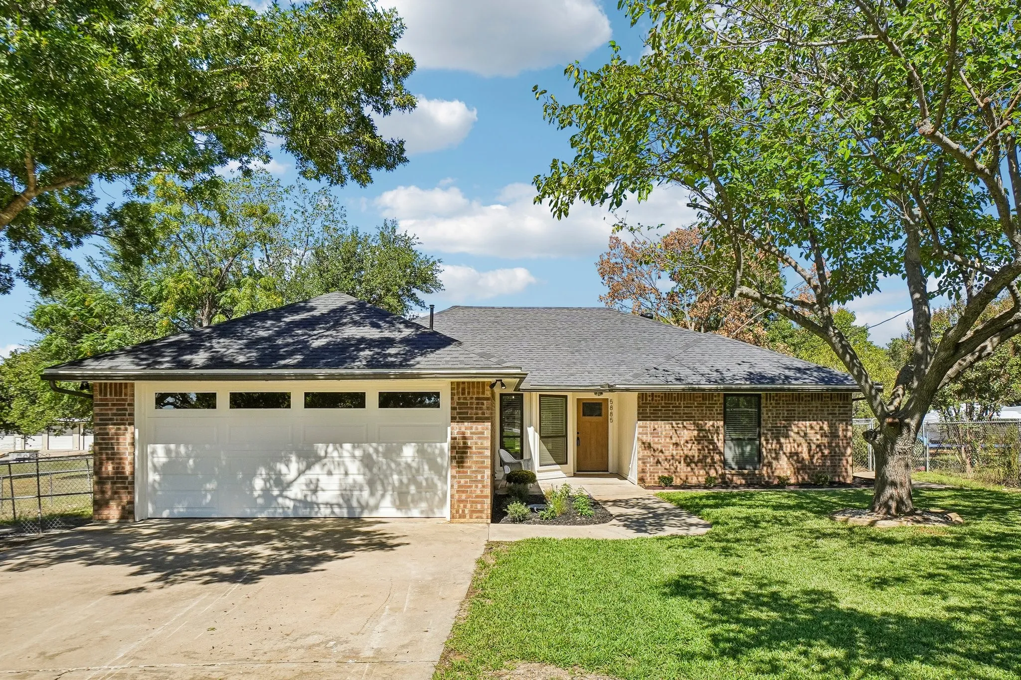 Single Family Residence For Sale in Tarrant County , 5885 Mitchell Saxon Road, Fort Worth, Texas 76140, 3 Bedroom, 2 Bathroom, 2 Garage spaces, 1,590 Sqft, built in 1986, mls#21405313, Real Estate Agent in Fort Worth, Homes For Sale in Tarrant county, Homes For Sale in Fort Worth, Realtor in Fort Worth Texas, Real Estate Brokerage Independent Realty Texas, Luminita Cordes Realtor