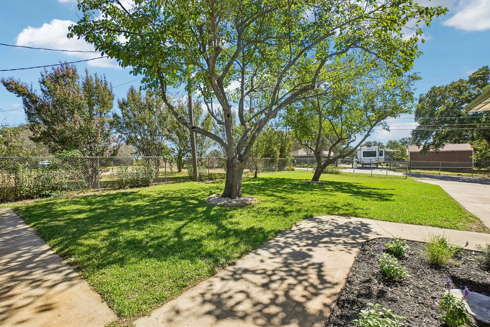 Single Family Residence For Sale in Tarrant County , 5885 Mitchell Saxon Road, Fort Worth, Texas 76140, 3 Bedroom, 2 Bathroom, 2 Garage spaces, 1,590 Sqft, built in 1986, mls#21405313, Real Estate Agent in Fort Worth, Homes For Sale in Tarrant county, Homes For Sale in Fort Worth, Realtor in Fort Worth Texas, Real Estate Brokerage Independent Realty Texas, Luminita Cordes Realtor
