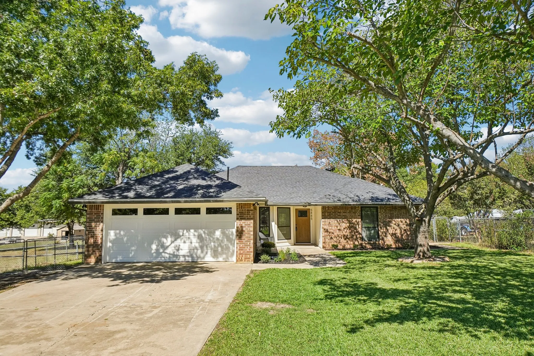 Single Family Residence For Sale in Tarrant County , 5885 Mitchell Saxon Road, Fort Worth, Texas 76140, 3 Bedroom, 2 Bathroom, 2 Garage spaces, 1,590 Sqft, built in 1986, mls#21405313, Real Estate Agent in Fort Worth, Homes For Sale in Tarrant county, Homes For Sale in Fort Worth, Realtor in Fort Worth Texas, Real Estate Brokerage Independent Realty Texas, Luminita Cordes Realtor