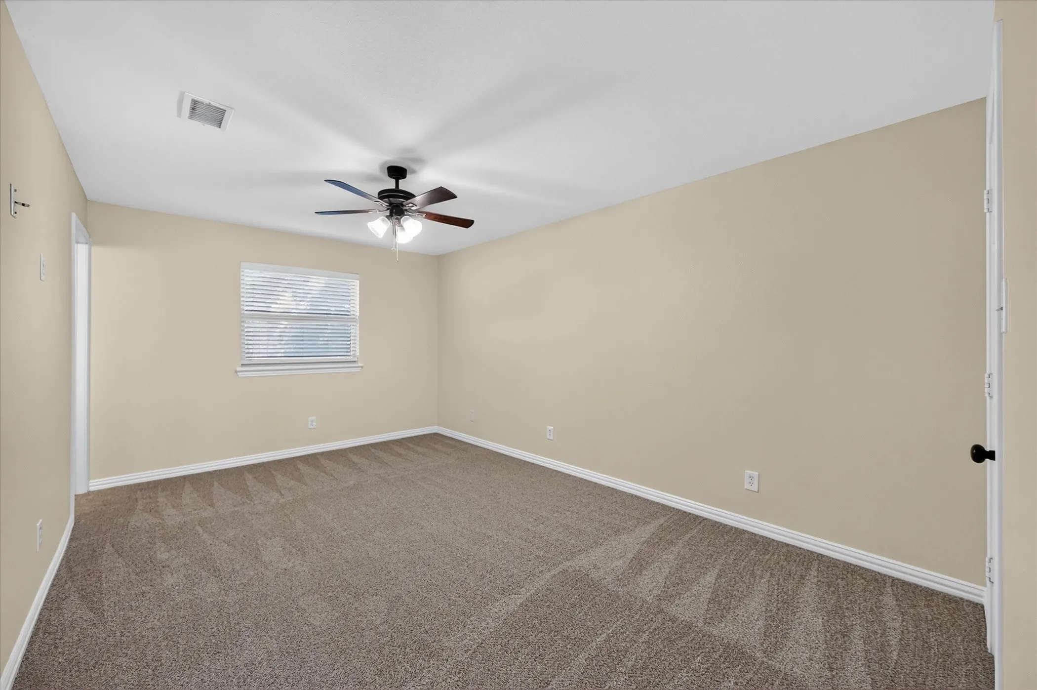 Single Family Residence For Sale in Tarrant County , 521 E Glendale Street, Crowley, Texas 76036, 3 Bedroom, 2 Bathroom, 2 Garage spaces, 1,227 Sqft, built in 1969, mls#21404327, Real Estate Agent in Crowley, Homes For Sale in Tarrant county, Homes For Sale in Crowley, Realtor in Crowley Texas, Real Estate Brokerage Independent Realty Texas, Luminita Cordes Realtor