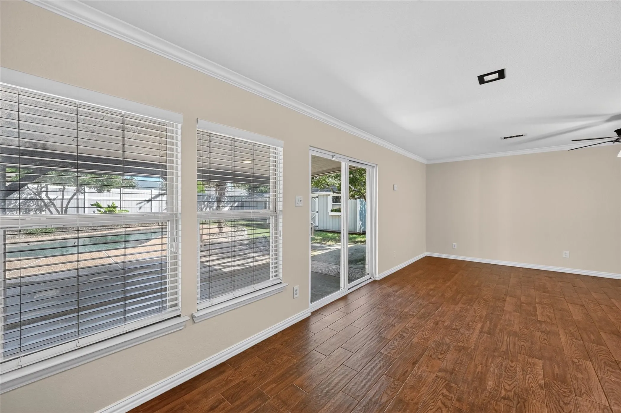 Single Family Residence For Sale in Tarrant County , 521 E Glendale Street, Crowley, Texas 76036, 3 Bedroom, 2 Bathroom, 2 Garage spaces, 1,227 Sqft, built in 1969, mls#21404327, Real Estate Agent in Crowley, Homes For Sale in Tarrant county, Homes For Sale in Crowley, Realtor in Crowley Texas, Real Estate Brokerage Independent Realty Texas, Luminita Cordes Realtor