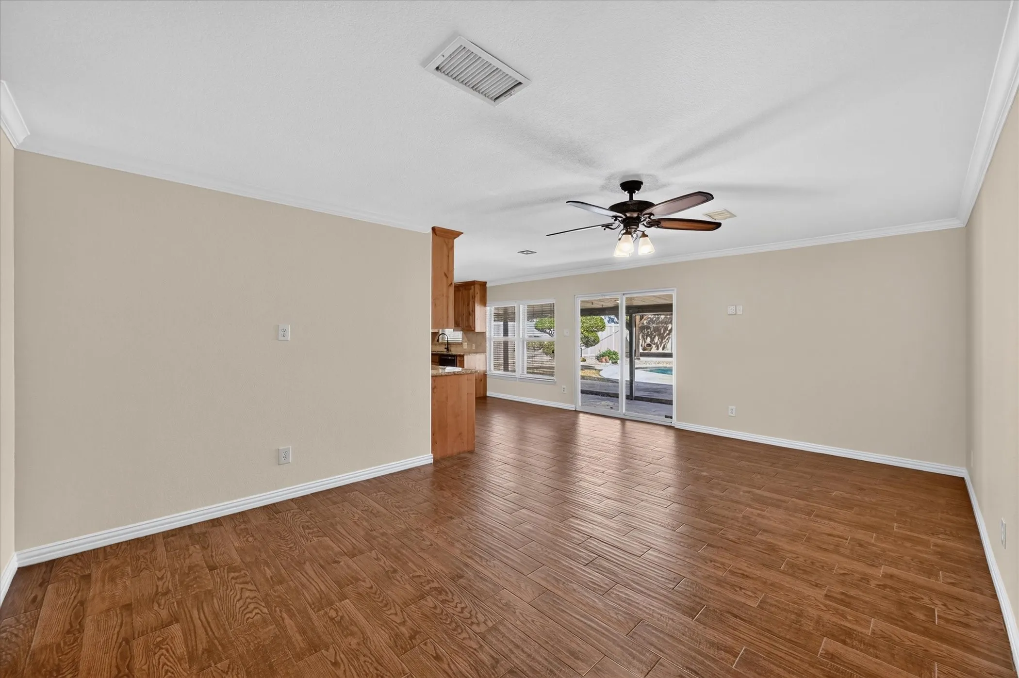 Single Family Residence For Sale in Tarrant County , 521 E Glendale Street, Crowley, Texas 76036, 3 Bedroom, 2 Bathroom, 2 Garage spaces, 1,227 Sqft, built in 1969, mls#21404327, Real Estate Agent in Crowley, Homes For Sale in Tarrant county, Homes For Sale in Crowley, Realtor in Crowley Texas, Real Estate Brokerage Independent Realty Texas, Luminita Cordes Realtor