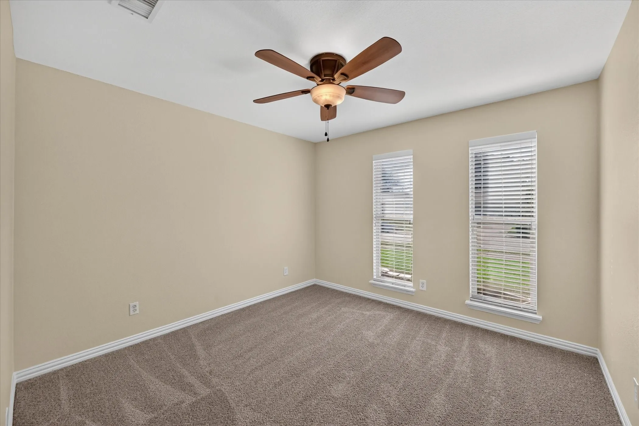 Single Family Residence For Sale in Tarrant County , 521 E Glendale Street, Crowley, Texas 76036, 3 Bedroom, 2 Bathroom, 2 Garage spaces, 1,227 Sqft, built in 1969, mls#21404327, Real Estate Agent in Crowley, Homes For Sale in Tarrant county, Homes For Sale in Crowley, Realtor in Crowley Texas, Real Estate Brokerage Independent Realty Texas, Luminita Cordes Realtor
