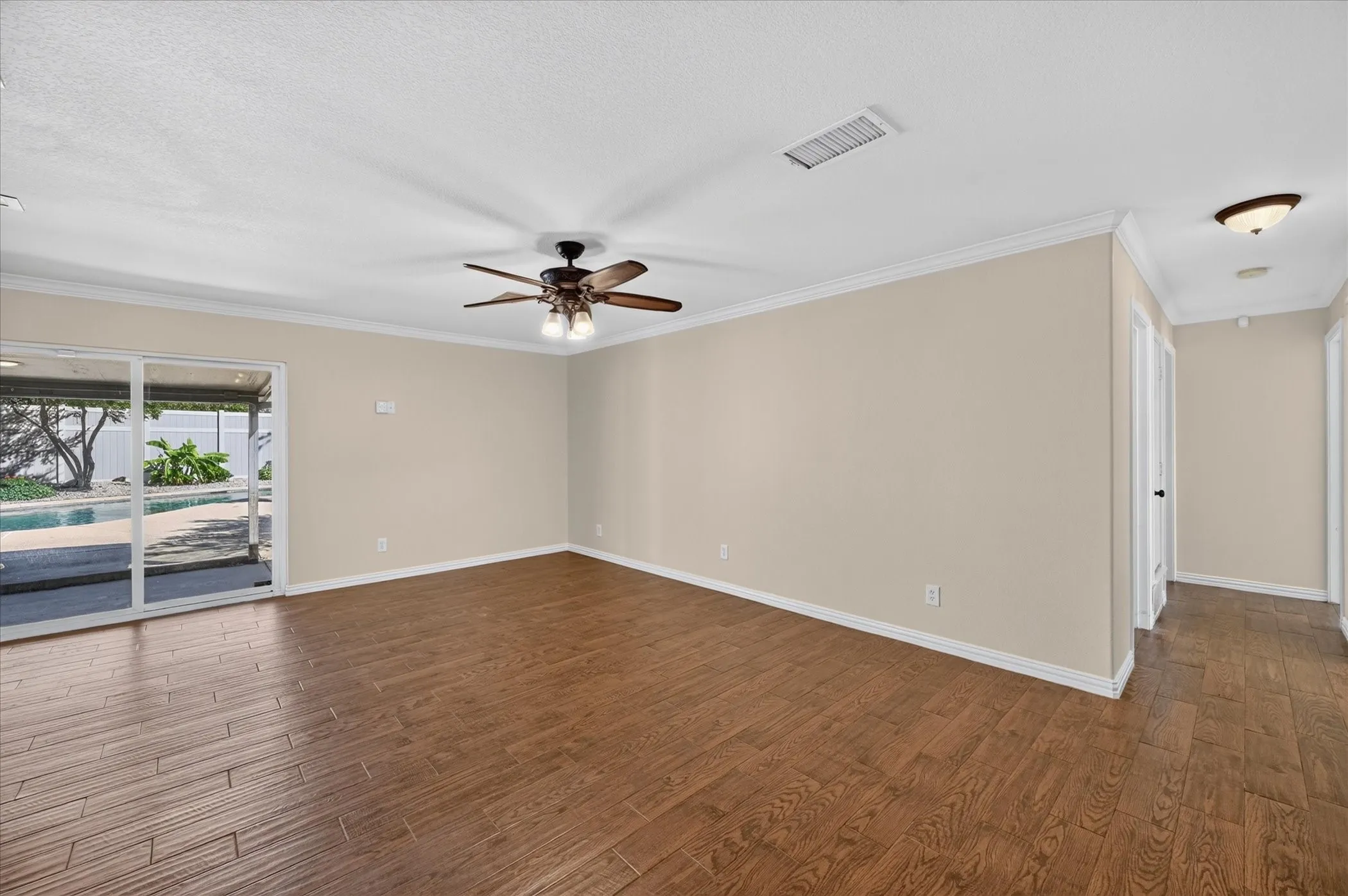 Single Family Residence For Sale in Tarrant County , 521 E Glendale Street, Crowley, Texas 76036, 3 Bedroom, 2 Bathroom, 2 Garage spaces, 1,227 Sqft, built in 1969, mls#21404327, Real Estate Agent in Crowley, Homes For Sale in Tarrant county, Homes For Sale in Crowley, Realtor in Crowley Texas, Real Estate Brokerage Independent Realty Texas, Luminita Cordes Realtor