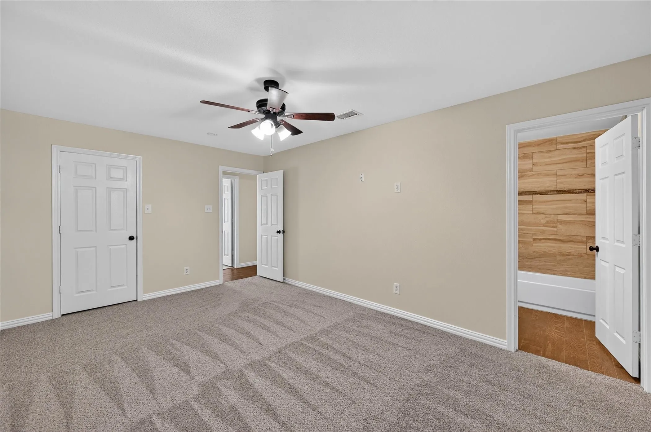 Single Family Residence For Sale in Tarrant County , 521 E Glendale Street, Crowley, Texas 76036, 3 Bedroom, 2 Bathroom, 2 Garage spaces, 1,227 Sqft, built in 1969, mls#21404327, Real Estate Agent in Crowley, Homes For Sale in Tarrant county, Homes For Sale in Crowley, Realtor in Crowley Texas, Real Estate Brokerage Independent Realty Texas, Luminita Cordes Realtor
