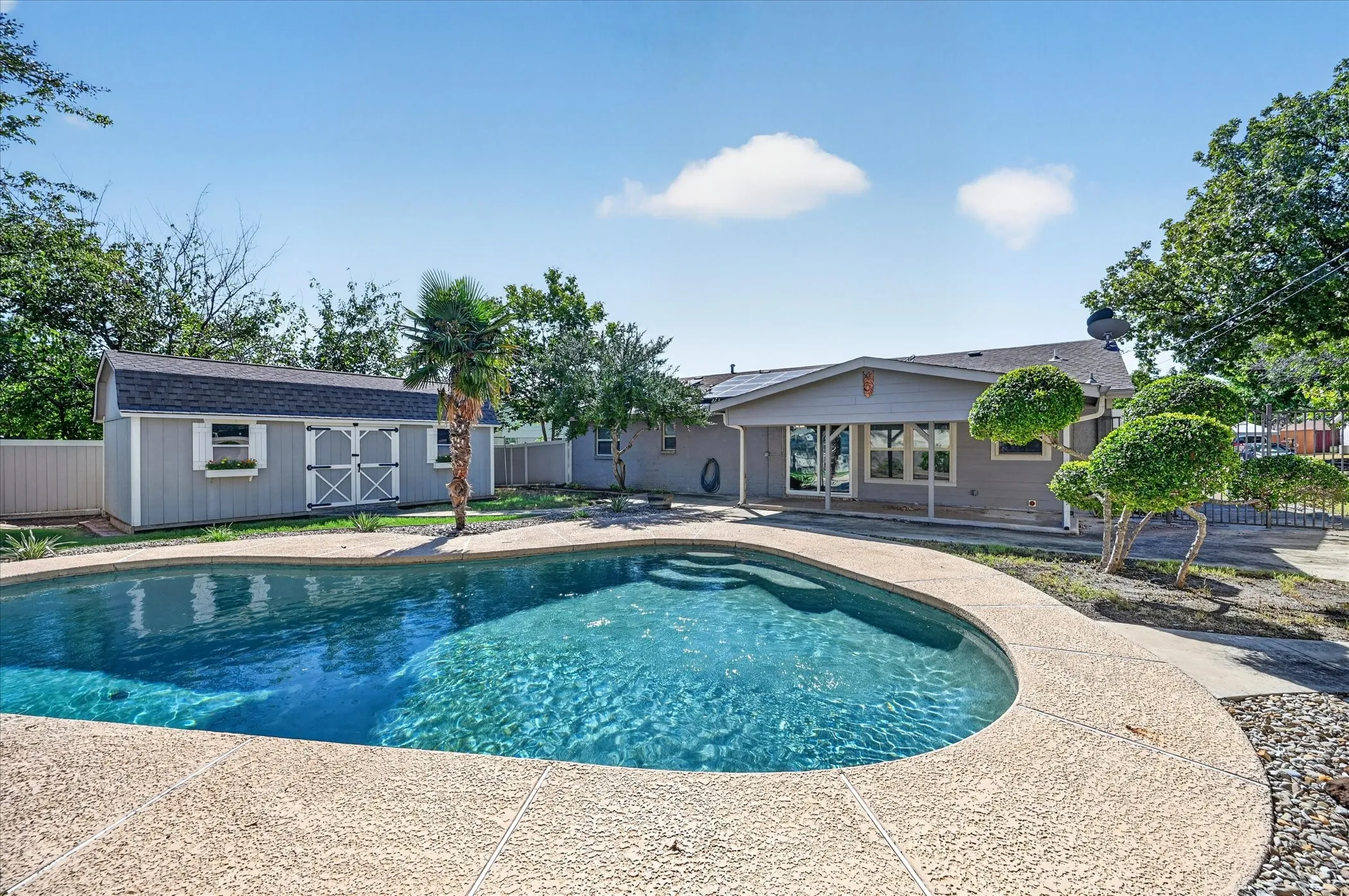 Single Family Residence For Sale in Tarrant County , 521 E Glendale Street, Crowley, Texas 76036, 3 Bedroom, 2 Bathroom, 2 Garage spaces, 1,227 Sqft, built in 1969, mls#21404327, Real Estate Agent in Crowley, Homes For Sale in Tarrant county, Homes For Sale in Crowley, Realtor in Crowley Texas, Real Estate Brokerage Independent Realty Texas, Luminita Cordes Realtor