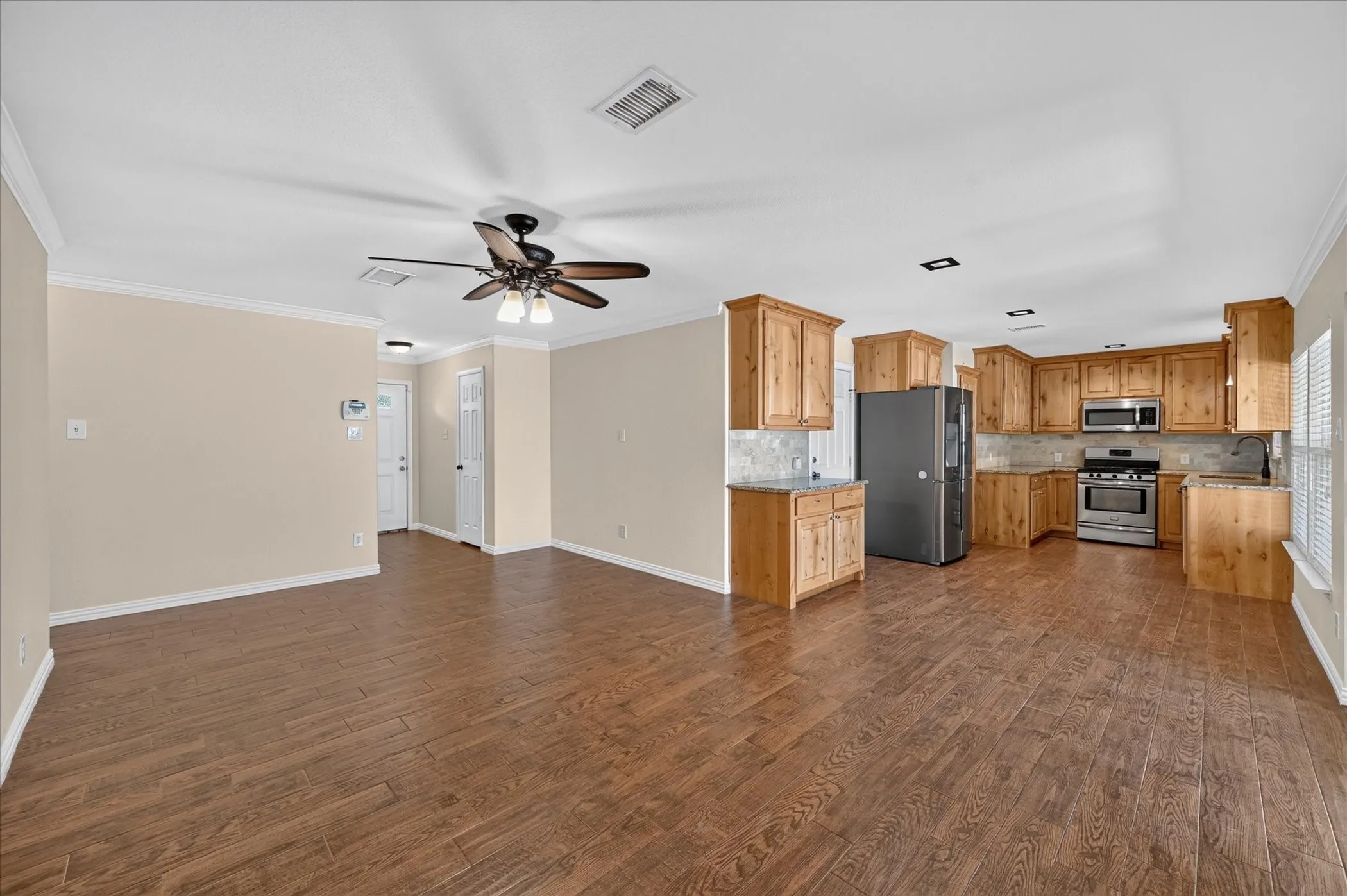 Single Family Residence For Sale in Tarrant County , 521 E Glendale Street, Crowley, Texas 76036, 3 Bedroom, 2 Bathroom, 2 Garage spaces, 1,227 Sqft, built in 1969, mls#21404327, Real Estate Agent in Crowley, Homes For Sale in Tarrant county, Homes For Sale in Crowley, Realtor in Crowley Texas, Real Estate Brokerage Independent Realty Texas, Luminita Cordes Realtor