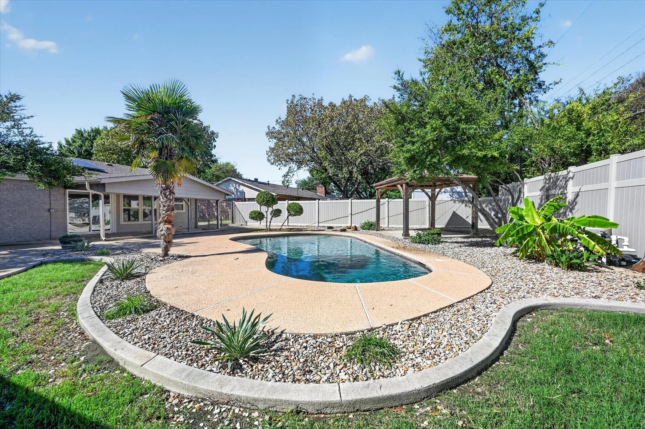 Single Family Residence For Sale in Tarrant County , 521 E Glendale Street, Crowley, Texas 76036, 3 Bedroom, 2 Bathroom, 2 Garage spaces, 1,227 Sqft, built in 1969, mls#21404327, Real Estate Agent in Crowley, Homes For Sale in Tarrant county, Homes For Sale in Crowley, Realtor in Crowley Texas, Real Estate Brokerage Independent Realty Texas, Luminita Cordes Realtor