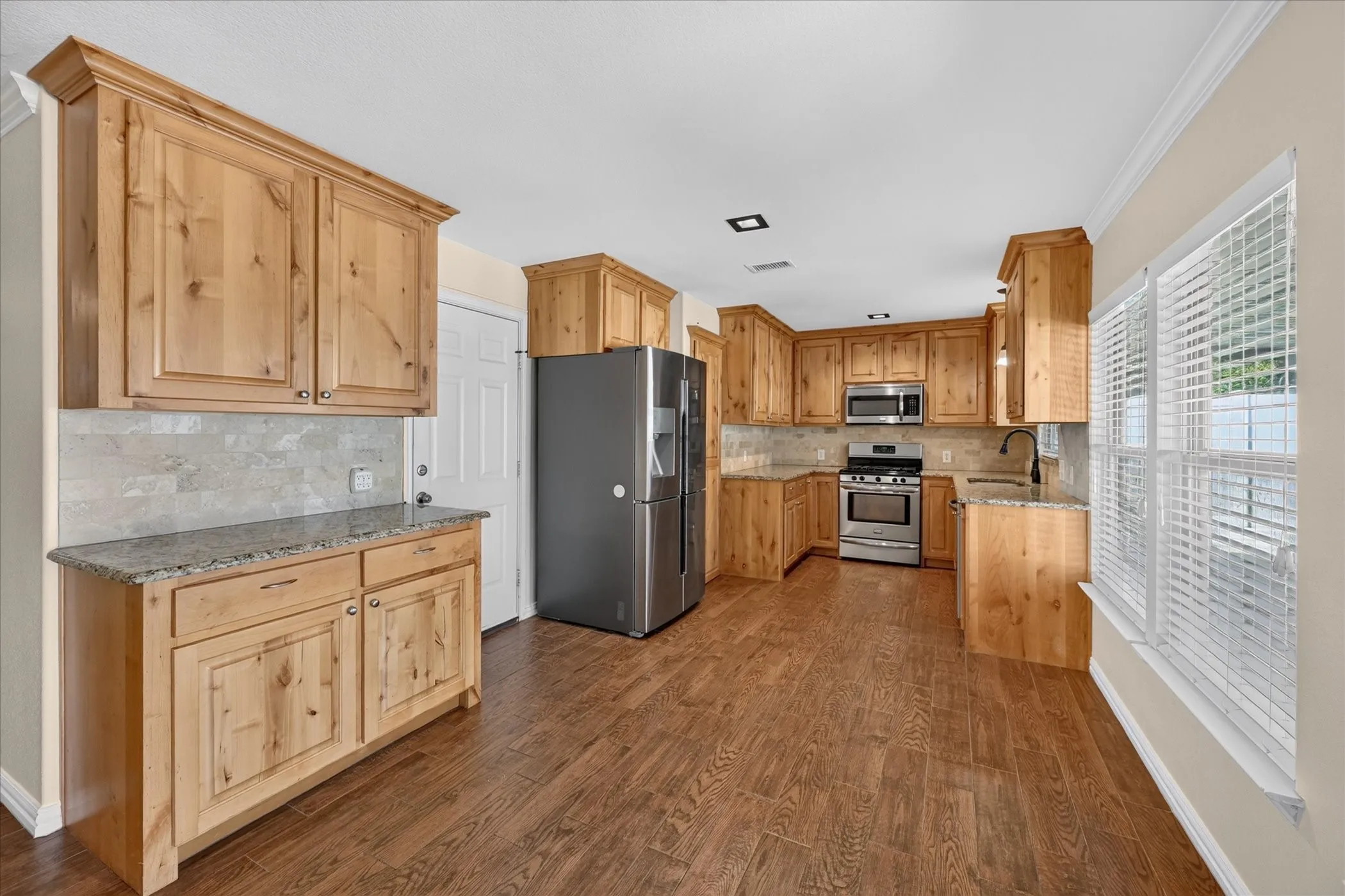 Single Family Residence For Sale in Tarrant County , 521 E Glendale Street, Crowley, Texas 76036, 3 Bedroom, 2 Bathroom, 2 Garage spaces, 1,227 Sqft, built in 1969, mls#21404327, Real Estate Agent in Crowley, Homes For Sale in Tarrant county, Homes For Sale in Crowley, Realtor in Crowley Texas, Real Estate Brokerage Independent Realty Texas, Luminita Cordes Realtor