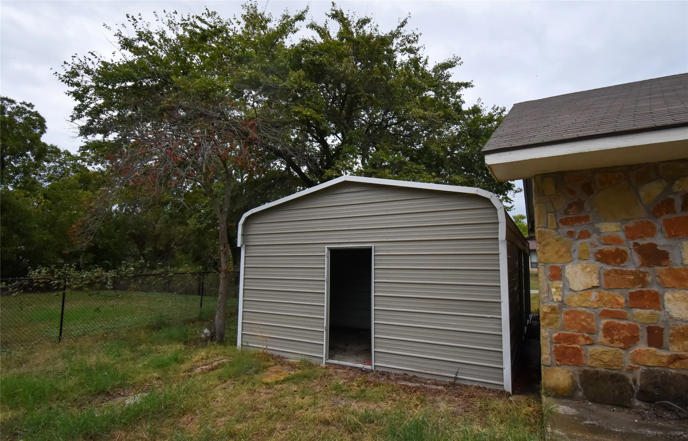 Single Family Residence For Sale in Erath County , 2363 W Denman, Stephenville, Texas 76401, 5 Bedroom, 2 Bathroom, Garage spaces, 2,240 Sqft, built in 1929, mls#21404371, Real Estate Agent in Stephenville, Homes For Sale in Erath county, Homes For Sale in Stephenville, Realtor in Stephenville Texas, Real Estate Brokerage Independent Realty Texas, Luminita Cordes Realtor
