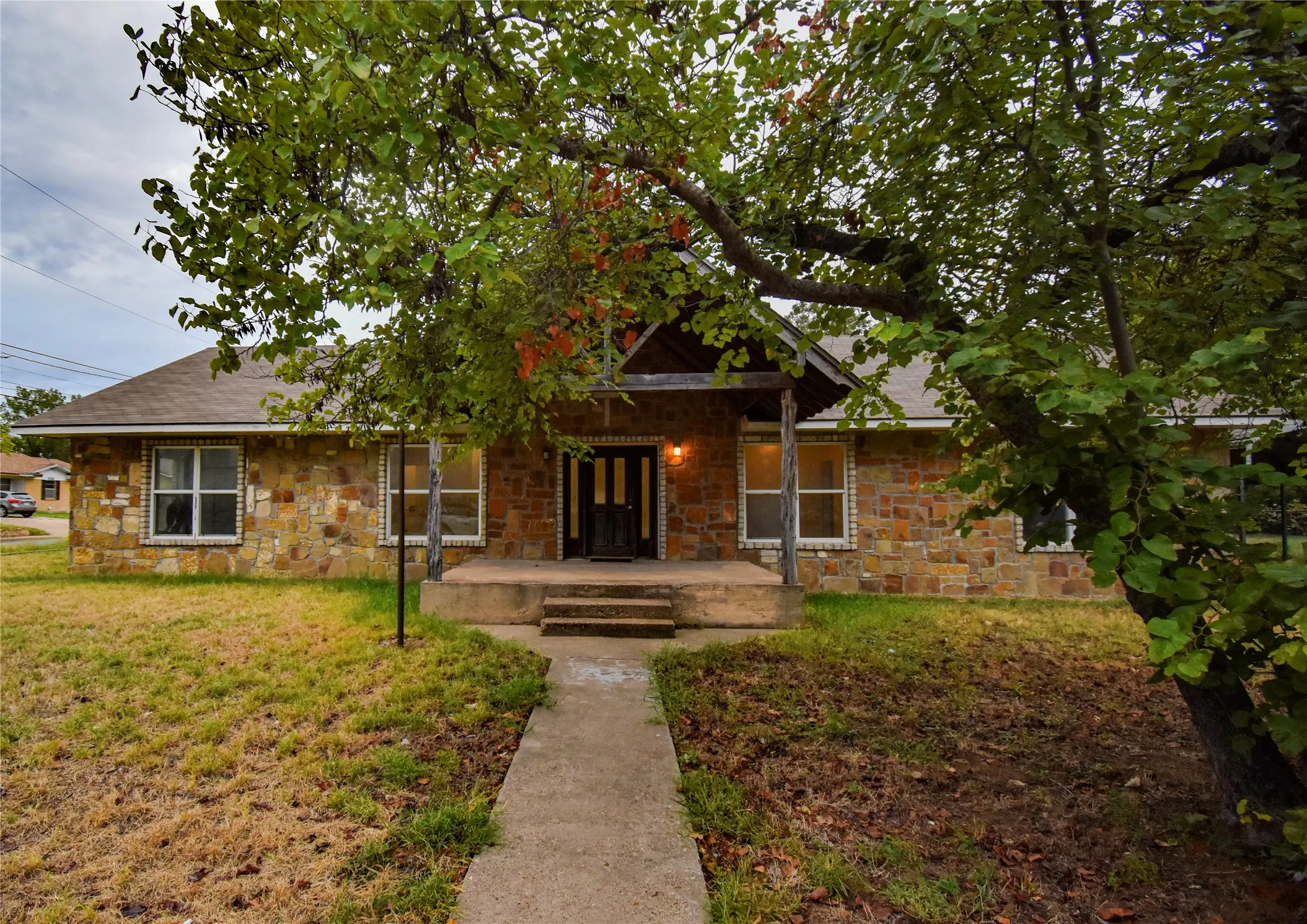 Single Family Residence For Sale in Erath County , 2363 W Denman, Stephenville, Texas 76401, 5 Bedroom, 2 Bathroom, Garage spaces, 2,240 Sqft, built in 1929, mls#21404371, Real Estate Agent in Stephenville, Homes For Sale in Erath county, Homes For Sale in Stephenville, Realtor in Stephenville Texas, Real Estate Brokerage Independent Realty Texas, Luminita Cordes Realtor