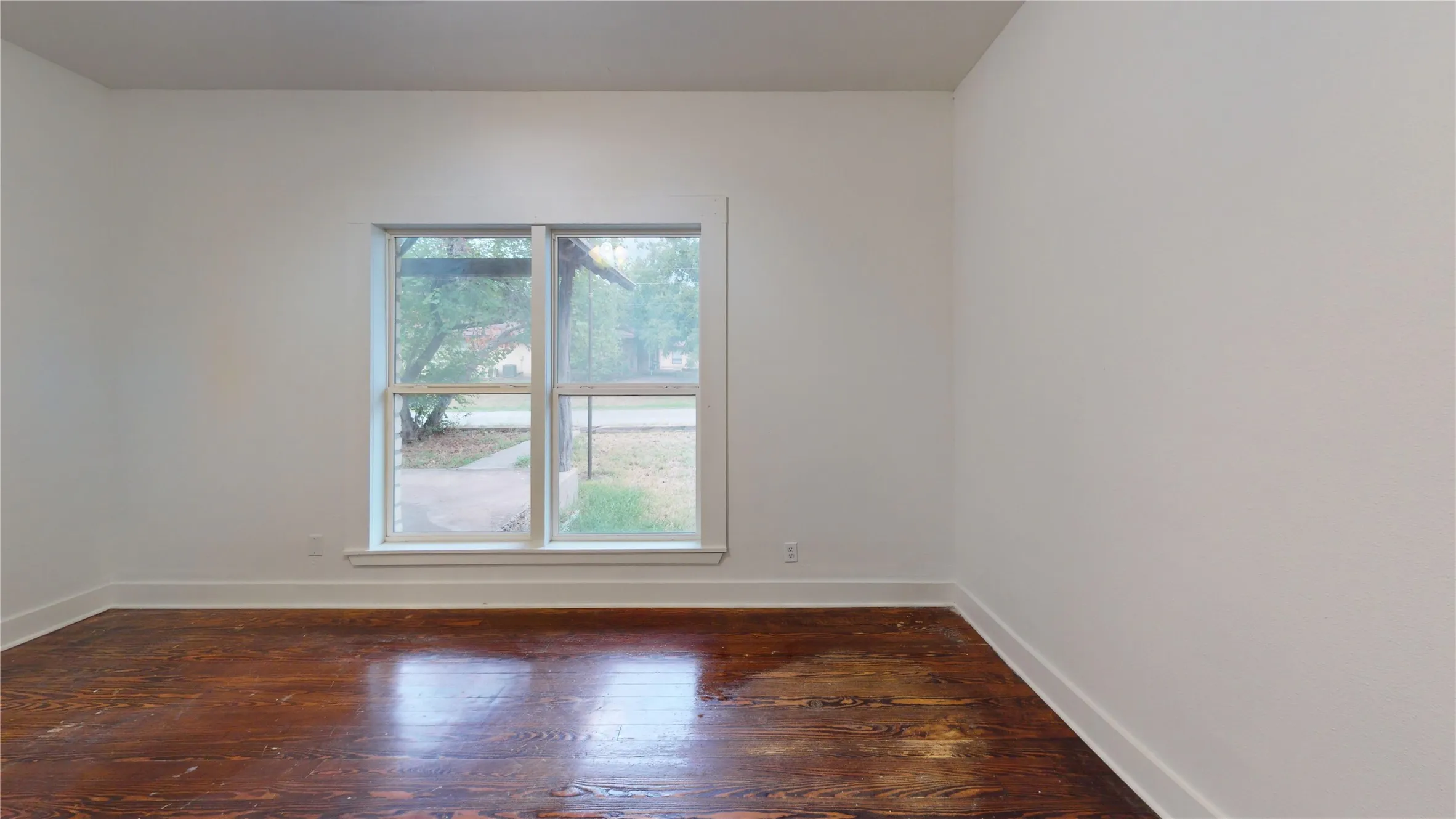 Single Family Residence For Sale in Erath County , 2363 W Denman, Stephenville, Texas 76401, 5 Bedroom, 2 Bathroom, Garage spaces, 2,240 Sqft, built in 1929, mls#21404371, Real Estate Agent in Stephenville, Homes For Sale in Erath county, Homes For Sale in Stephenville, Realtor in Stephenville Texas, Real Estate Brokerage Independent Realty Texas, Luminita Cordes Realtor
