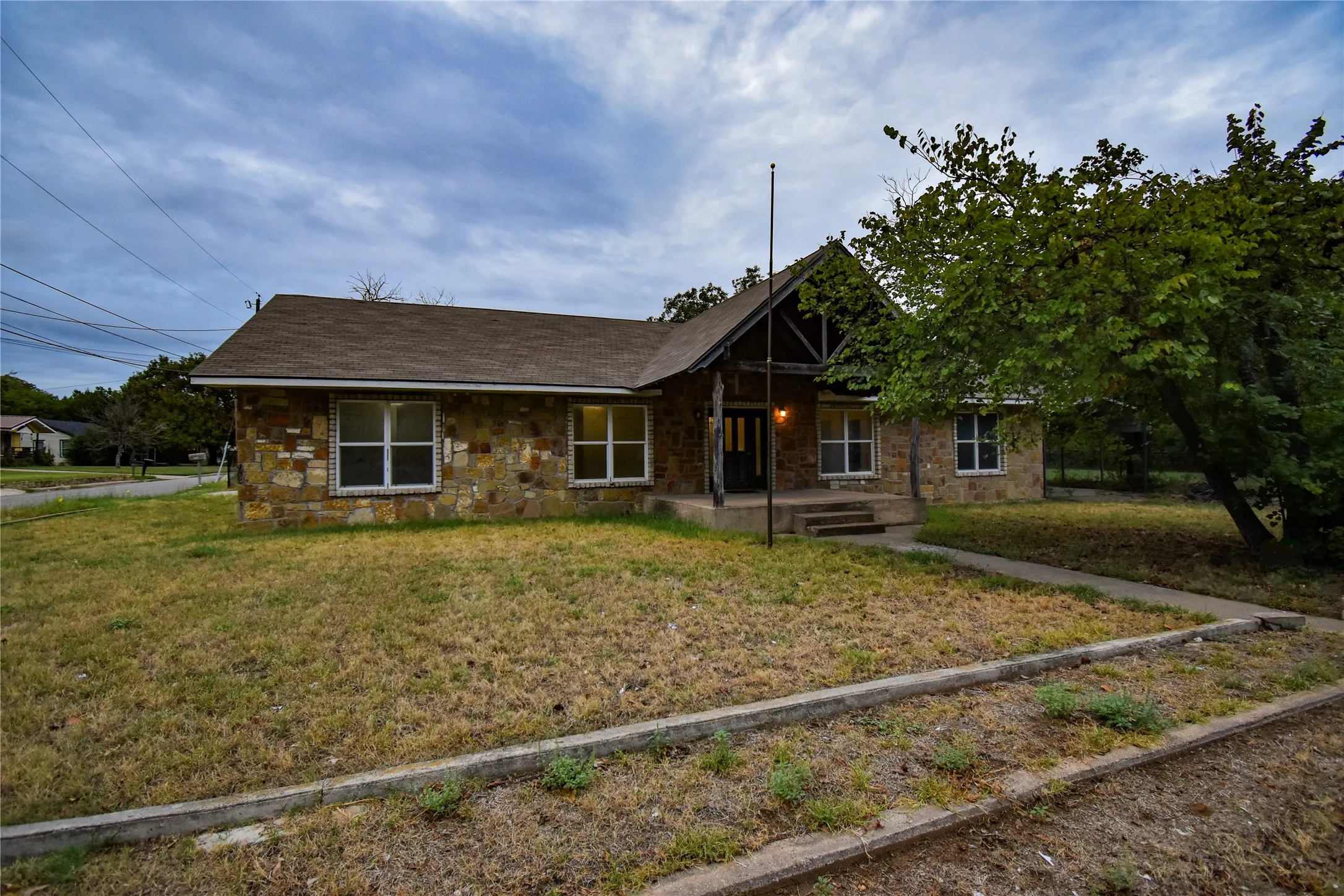 Single Family Residence For Sale in Erath County , 2363 W Denman, Stephenville, Texas 76401, 5 Bedroom, 2 Bathroom, Garage spaces, 2,240 Sqft, built in 1929, mls#21404371, Real Estate Agent in Stephenville, Homes For Sale in Erath county, Homes For Sale in Stephenville, Realtor in Stephenville Texas, Real Estate Brokerage Independent Realty Texas, Luminita Cordes Realtor