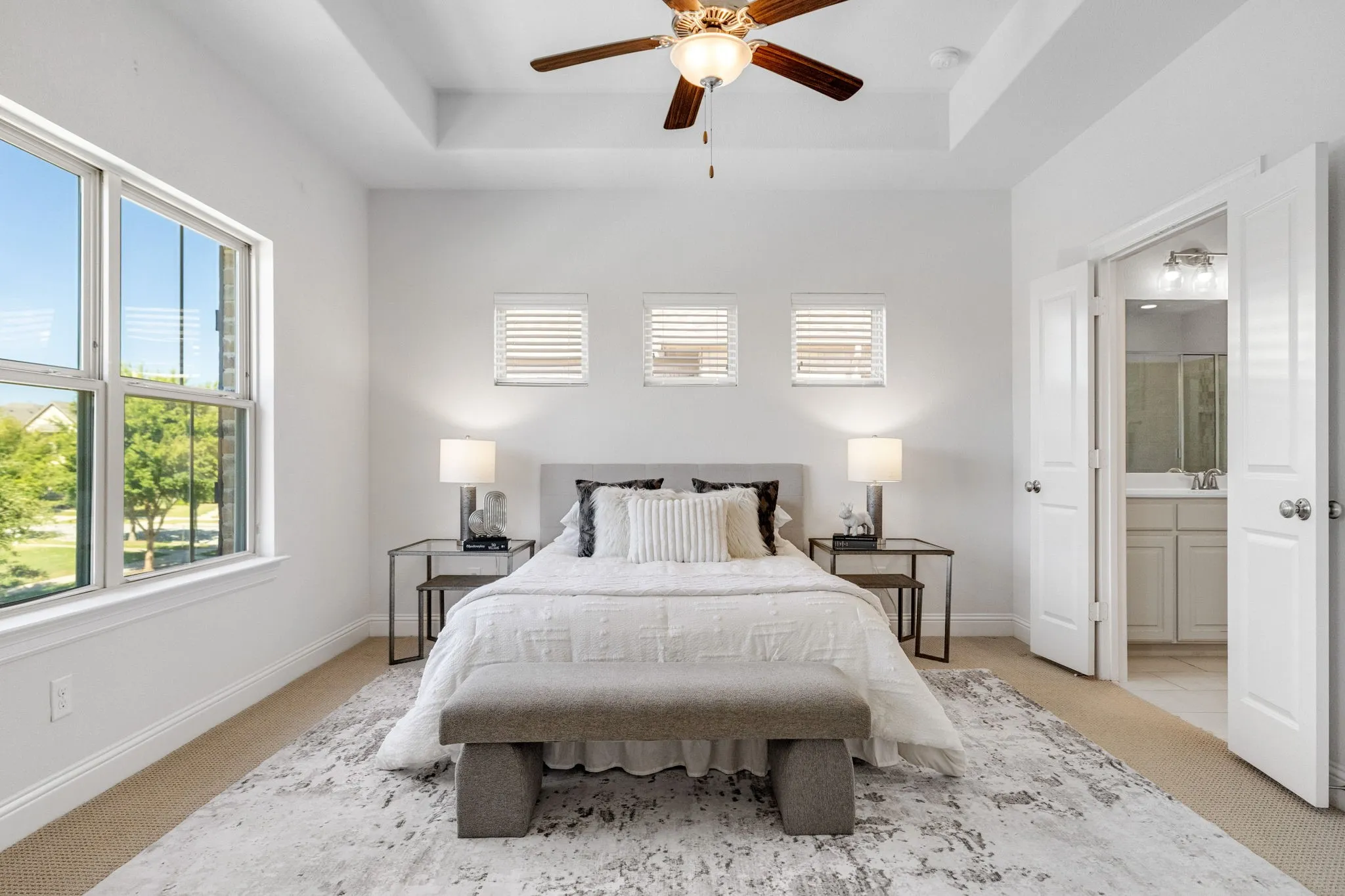 Tray ceiling with a ceiling fan