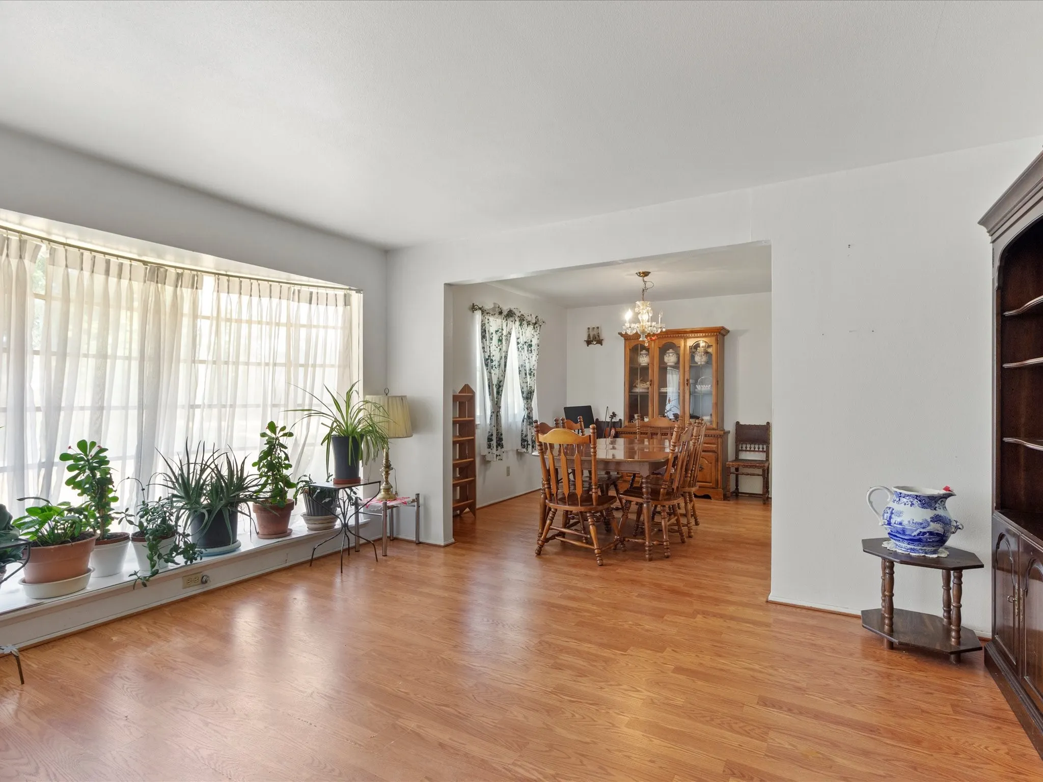 Single Family Residence For Sale in Dallas County , 12341 Cedar Bend Drive, Dallas, Texas 75244, 3 Bedroom, 2 Bathroom, 2 Garage spaces, 2,046 Sqft, built in 1966, mls#21405366, Real Estate Agent in Dallas, Homes For Sale in Dallas county, Homes For Sale in Dallas, Realtor in Dallas Texas, Real Estate Brokerage Independent Realty Texas, Luminita Cordes Realtor