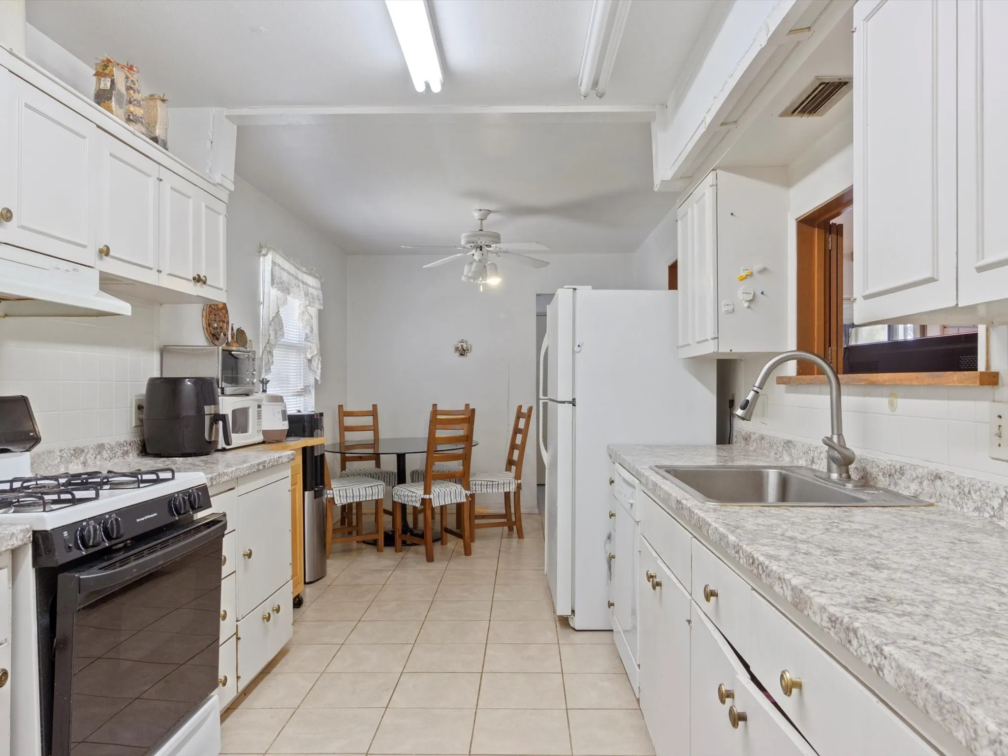 Single Family Residence For Sale in Dallas County , 12341 Cedar Bend Drive, Dallas, Texas 75244, 3 Bedroom, 2 Bathroom, 2 Garage spaces, 2,046 Sqft, built in 1966, mls#21405366, Real Estate Agent in Dallas, Homes For Sale in Dallas county, Homes For Sale in Dallas, Realtor in Dallas Texas, Real Estate Brokerage Independent Realty Texas, Luminita Cordes Realtor