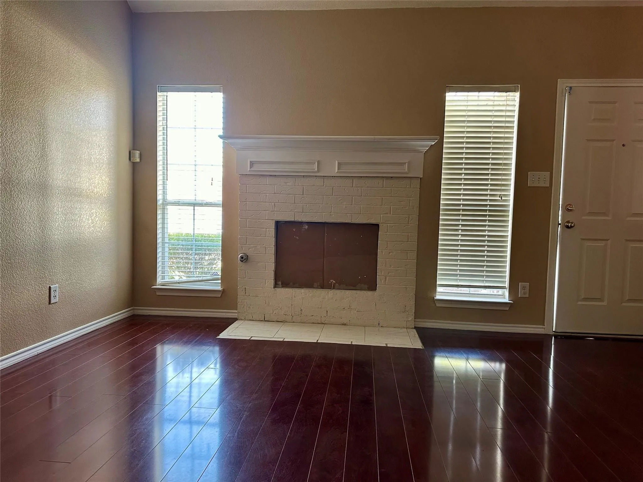 Single Family Residence For Rent in Denton County , 1452 Saint Gallen Lane, Lewisville, Texas 75067, 3 Bedroom, 3 Bathroom, 2 Garage spaces, 1,698 Sqft, built in 1996, mls#21405377, Real Estate Agent in Lewisville, Homes For Rent in Denton county, Homes For Rent in Lewisville, Realtor in Lewisville Texas, Real Estate Brokerage Independent Realty Texas, Luminita Cordes Realtor