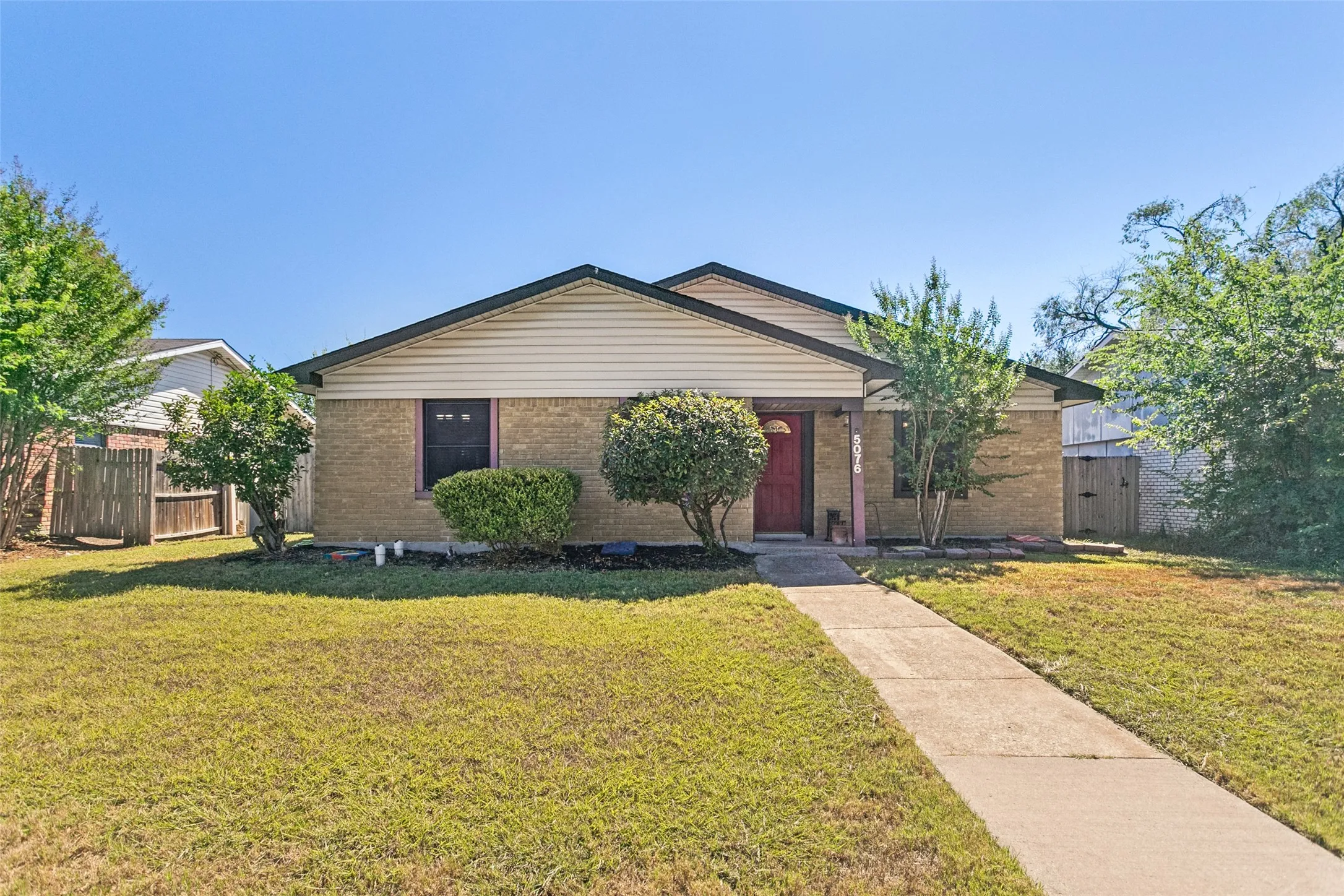 Single Family Residence For Sale in Denton County , 5076 Avery Lane, The Colony, Texas 75056, 5 Bedroom, 2 Bathroom, Garage spaces, 2,121 Sqft, built in 1974, mls#21404332, Real Estate Agent in The Colony, Homes For Sale in Denton county, Homes For Sale in The Colony, Realtor in The Colony Texas, Real Estate Brokerage Independent Realty Texas, Luminita Cordes Realtor