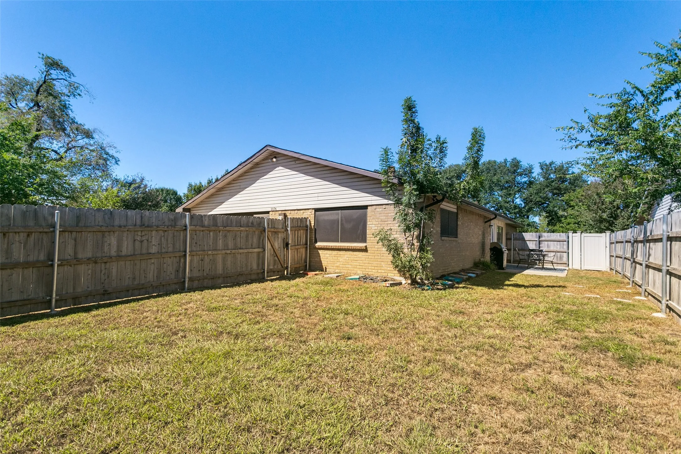 Single Family Residence For Sale in Denton County , 5076 Avery Lane, The Colony, Texas 75056, 5 Bedroom, 2 Bathroom, Garage spaces, 2,121 Sqft, built in 1974, mls#21404332, Real Estate Agent in The Colony, Homes For Sale in Denton county, Homes For Sale in The Colony, Realtor in The Colony Texas, Real Estate Brokerage Independent Realty Texas, Luminita Cordes Realtor